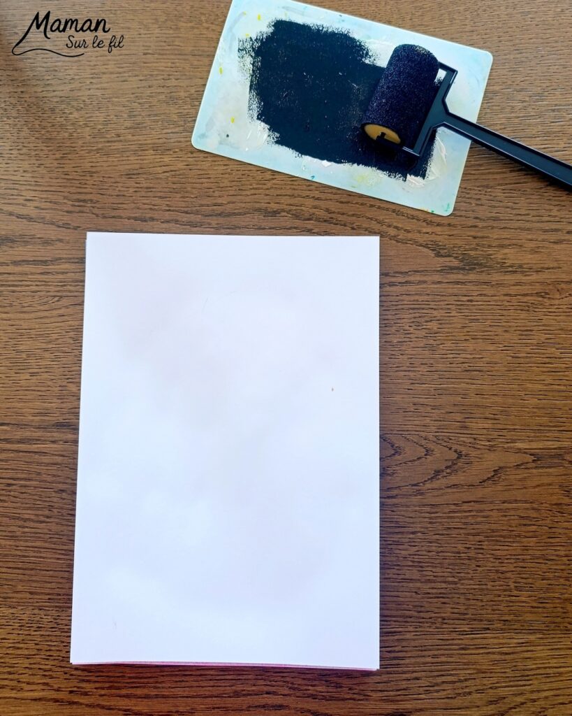 Peindre un oeuf de Pâques avec des empreintes de gommettes en mousse : activité créative, peinture et manuelle enfants - Fond en peinture en spray - Pulvérisation de peinture - Couleurs vives pour contraste avec le noir - Collage de gommettes épaisses en mousse pour créer l'oeuf de Pâques - Peinture noir pour utiliser comme tampon - Décoration DIY Fait maison - Bricolage facile - Thème Pâques, gourmandises, chocolat, oeufs - Bricolage et décoration sympa et facile - Arts visuels maternelle et élémentaire - Cycles 1 et 2 - Créativité - tutoriel photos et vidéo - mslf