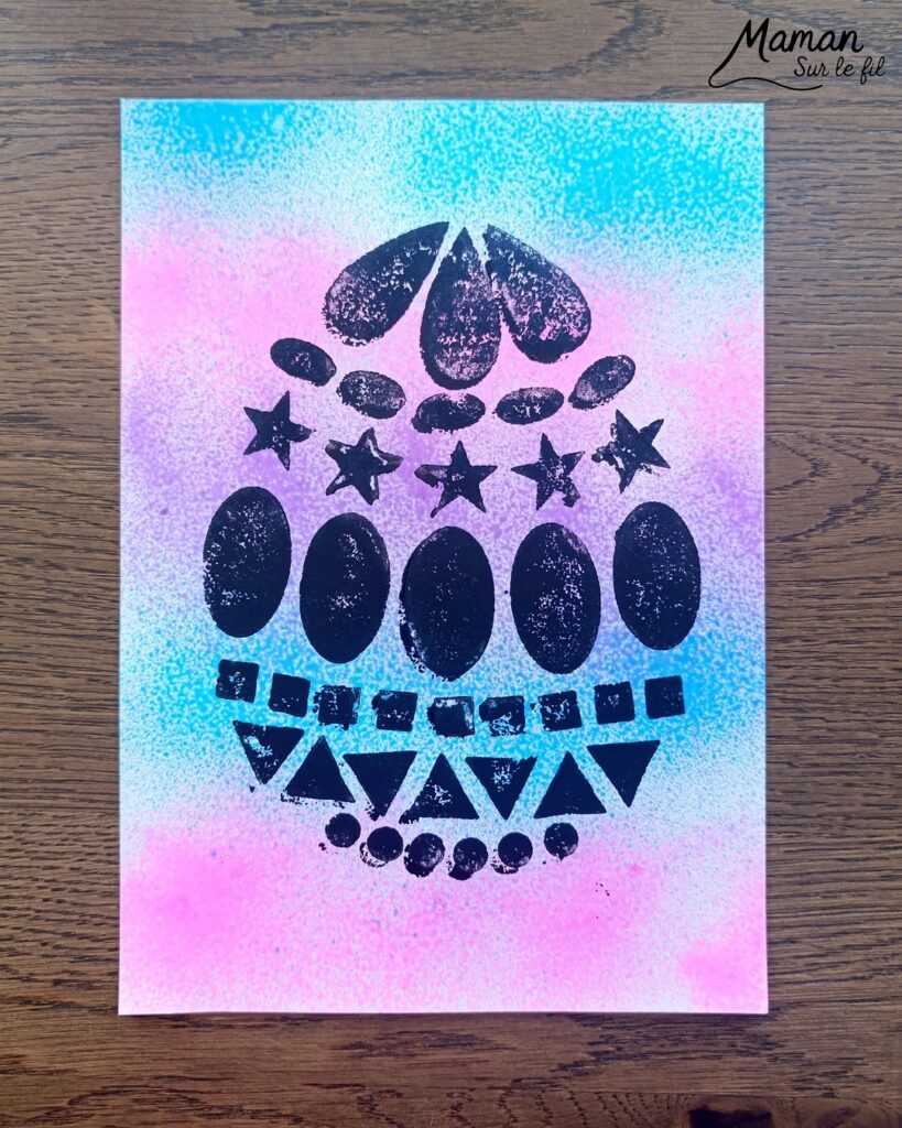 Peindre un oeuf de Pâques avec des empreintes de gommettes en mousse : activité créative, peinture et manuelle enfants - Fond en peinture en spray - Pulvérisation de peinture - Couleurs vives pour contraste avec le noir - Collage de gommettes épaisses en mousse pour créer l'oeuf de Pâques - Peinture noir pour utiliser comme tampon - Décoration DIY Fait maison - Bricolage facile - Thème Pâques, gourmandises, chocolat, oeufs - Bricolage et décoration sympa et facile - Arts visuels maternelle et élémentaire - Cycles 1 et 2 - Créativité - tutoriel photos et vidéo - mslf