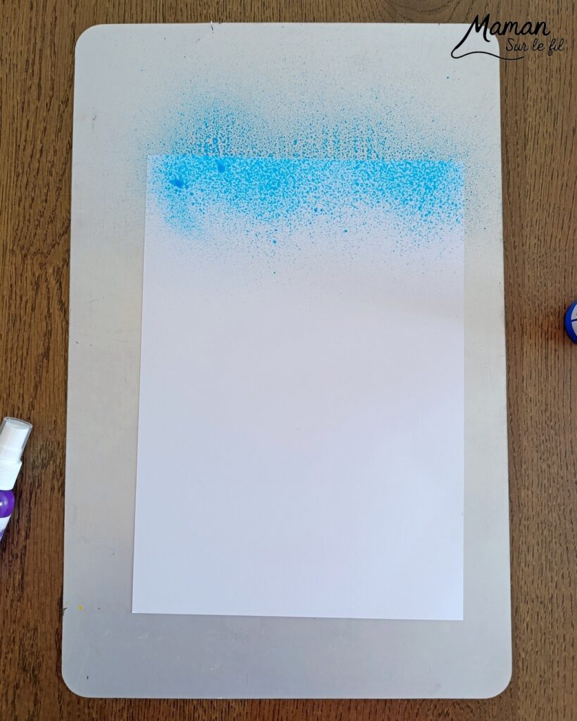 Peindre un oeuf de Pâques avec des empreintes de gommettes en mousse : activité créative, peinture et manuelle enfants - Fond en peinture en spray - Pulvérisation de peinture - Couleurs vives pour contraste avec le noir - Collage de gommettes épaisses en mousse pour créer l'oeuf de Pâques - Peinture noir pour utiliser comme tampon - Décoration DIY Fait maison - Bricolage facile - Thème Pâques, gourmandises, chocolat, oeufs - Bricolage et décoration sympa et facile - Arts visuels maternelle et élémentaire - Cycles 1 et 2 - Créativité - tutoriel photos et vidéo - mslf