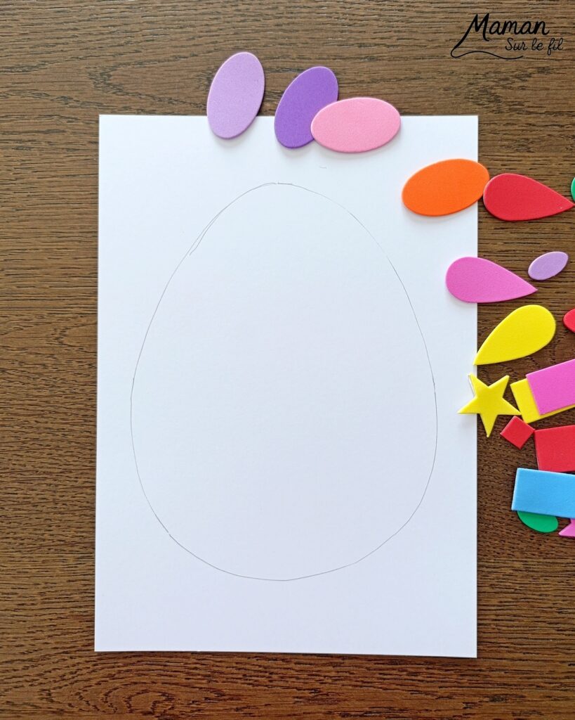 Peindre un oeuf de Pâques avec des empreintes de gommettes en mousse : activité créative, peinture et manuelle enfants - Fond en peinture en spray - Pulvérisation de peinture - Couleurs vives pour contraste avec le noir - Collage de gommettes épaisses en mousse pour créer l'oeuf de Pâques - Peinture noir pour utiliser comme tampon - Décoration DIY Fait maison - Bricolage facile - Thème Pâques, gourmandises, chocolat, oeufs - Bricolage et décoration sympa et facile - Arts visuels maternelle et élémentaire - Cycles 1 et 2 - Créativité - tutoriel photos et vidéo - mslf