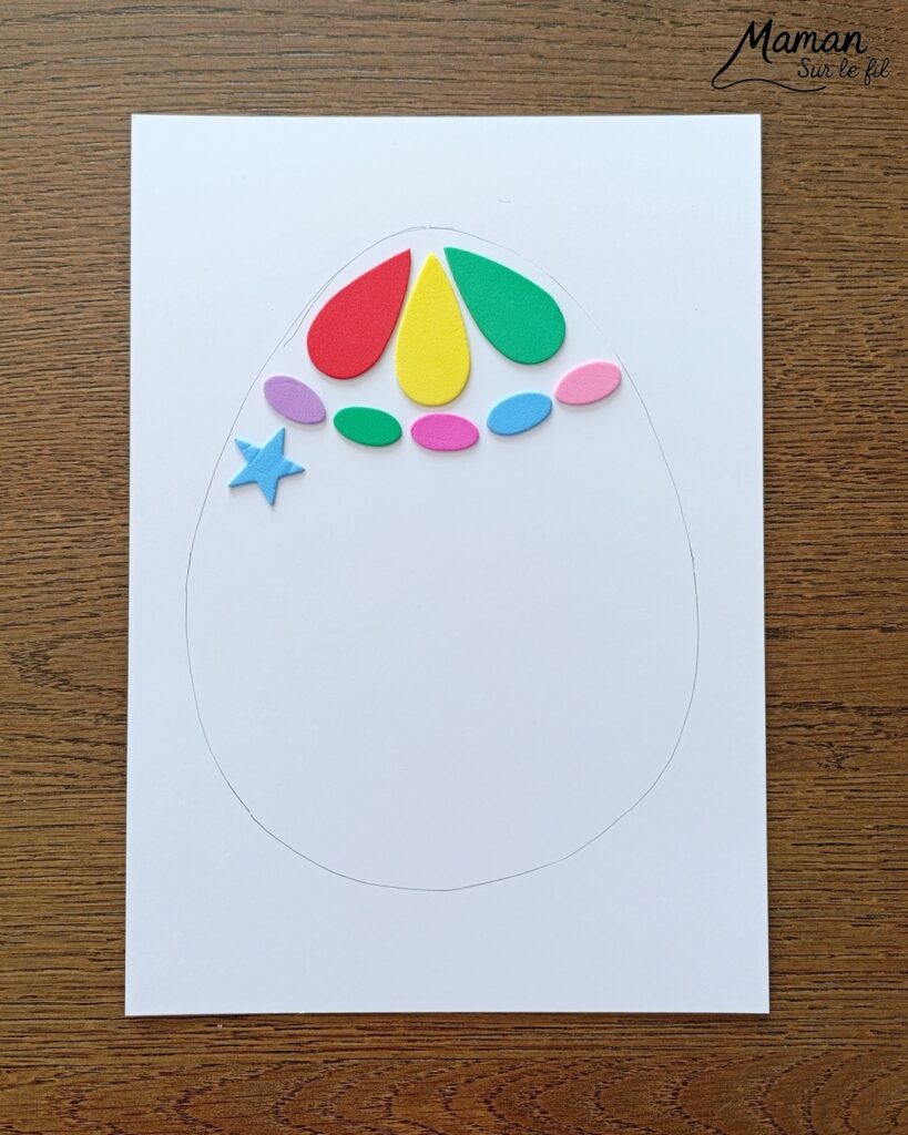 Peindre un oeuf de Pâques avec des empreintes de gommettes en mousse : activité créative, peinture et manuelle enfants - Fond en peinture en spray - Pulvérisation de peinture - Couleurs vives pour contraste avec le noir - Collage de gommettes épaisses en mousse pour créer l'oeuf de Pâques - Peinture noir pour utiliser comme tampon - Décoration DIY Fait maison - Bricolage facile - Thème Pâques, gourmandises, chocolat, oeufs - Bricolage et décoration sympa et facile - Arts visuels maternelle et élémentaire - Cycles 1 et 2 - Créativité - tutoriel photos et vidéo - mslf