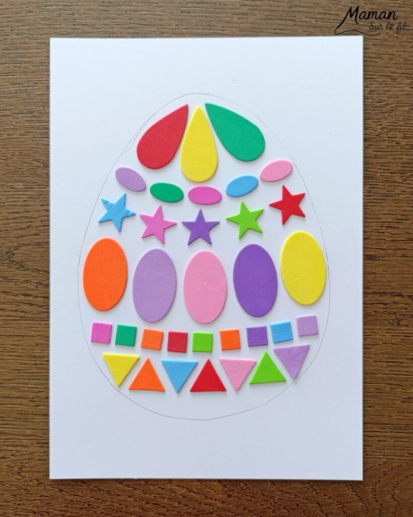 Peindre un oeuf de Pâques avec des empreintes de gommettes en mousse : activité créative, peinture et manuelle enfants - Fond en peinture en spray - Pulvérisation de peinture - Couleurs vives pour contraste avec le noir - Collage de gommettes épaisses en mousse pour créer l'oeuf de Pâques - Peinture noir pour utiliser comme tampon - Décoration DIY Fait maison - Bricolage facile - Thème Pâques, gourmandises, chocolat, oeufs - Bricolage et décoration sympa et facile - Arts visuels maternelle et élémentaire - Cycles 1 et 2 - Créativité - tutoriel photos et vidéo - mslf