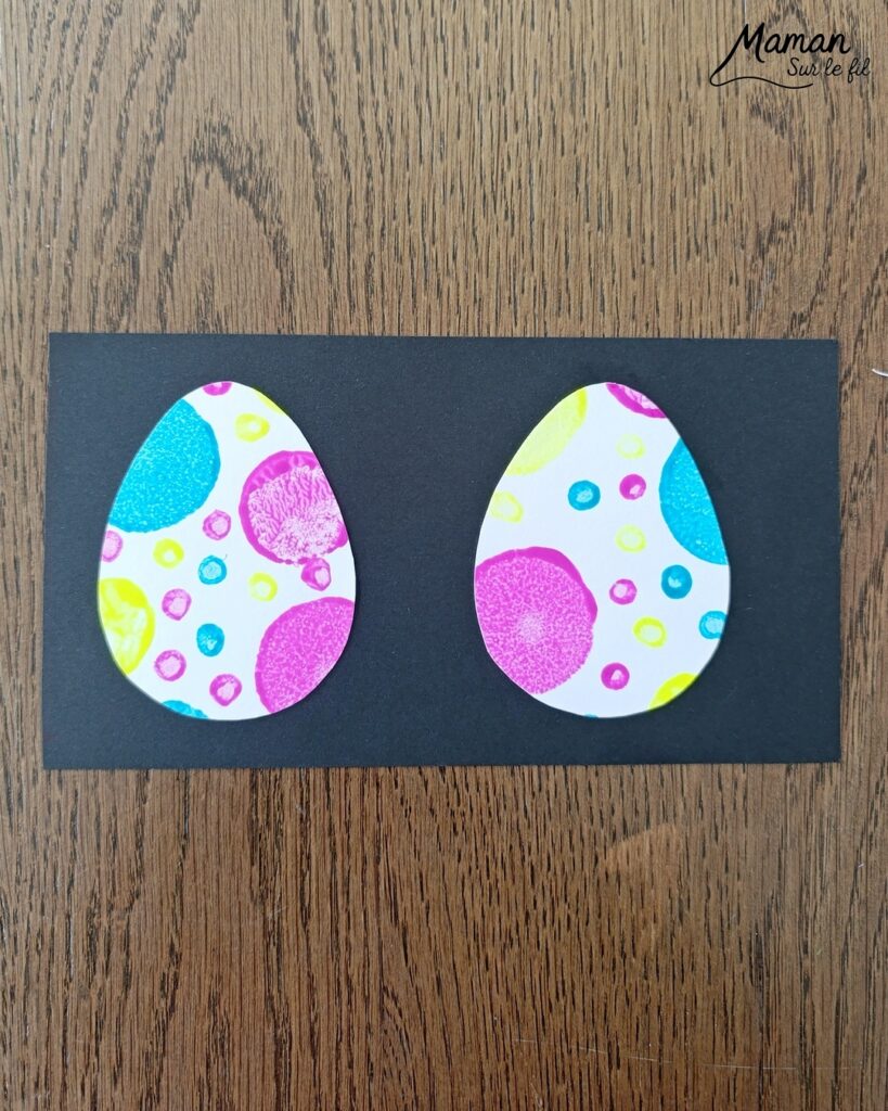 Peindre des oeufs de Pâques façon Pop Art à l'essoreuse à salade : activité créative, peinture et manuelle enfants - Techniques de peinture ludiques : essoreuse à salade pour le fond et tampons, cotons-tiges et bouchons pour l'oeuf - Marge noire pour le contraste - Découpage, collage - Couleurs vives pour contraste avec le noir - Décoration DIY Fait maison - Bricolage facile - Thème Pâques, gourmandises, chocolat, oeufs - Bricolage et décoration sympa et facile - Arts visuels maternelle et élémentaire - Cycles 1 et 2 - Créativité - tutoriel photos - mslf