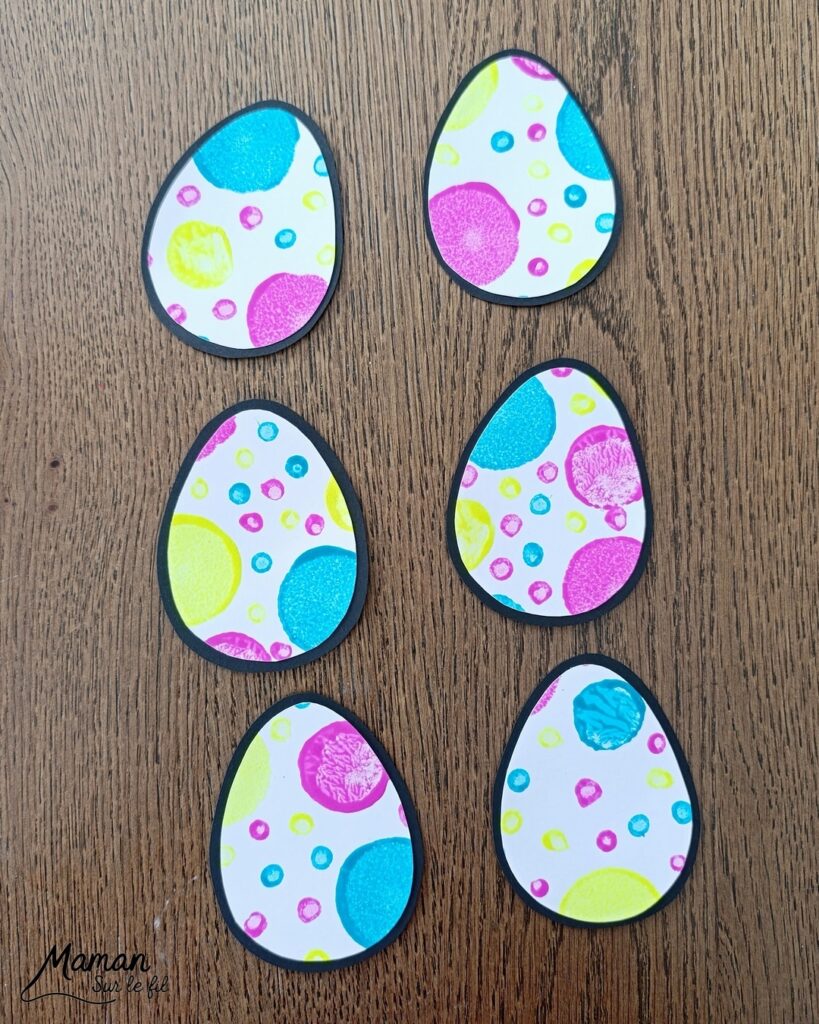 Peindre des oeufs de Pâques façon Pop Art à l'essoreuse à salade : activité créative, peinture et manuelle enfants - Techniques de peinture ludiques : essoreuse à salade pour le fond et tampons, cotons-tiges et bouchons pour l'oeuf - Marge noire pour le contraste - Découpage, collage - Couleurs vives pour contraste avec le noir - Décoration DIY Fait maison - Bricolage facile - Thème Pâques, gourmandises, chocolat, oeufs - Bricolage et décoration sympa et facile - Arts visuels maternelle et élémentaire - Cycles 1 et 2 - Créativité - tutoriel photos - mslf