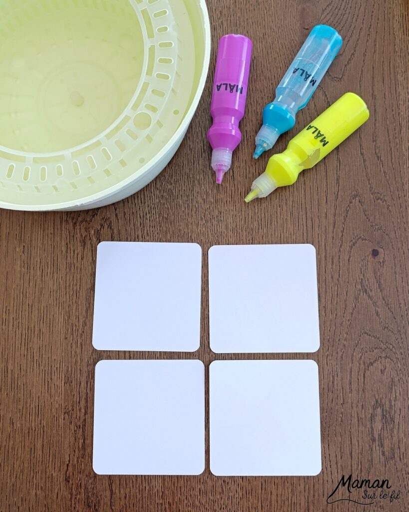 Peindre des oeufs de Pâques façon Pop Art à l'essoreuse à salade : activité créative, peinture et manuelle enfants - Techniques de peinture ludiques : essoreuse à salade pour le fond et tampons, cotons-tiges et bouchons pour l'oeuf - Marge noire pour le contraste - Découpage, collage - Couleurs vives pour contraste avec le noir - Décoration DIY Fait maison - Bricolage facile - Thème Pâques, gourmandises, chocolat, oeufs - Bricolage et décoration sympa et facile - Arts visuels maternelle et élémentaire - Cycles 1 et 2 - Créativité - tutoriel photos - mslf