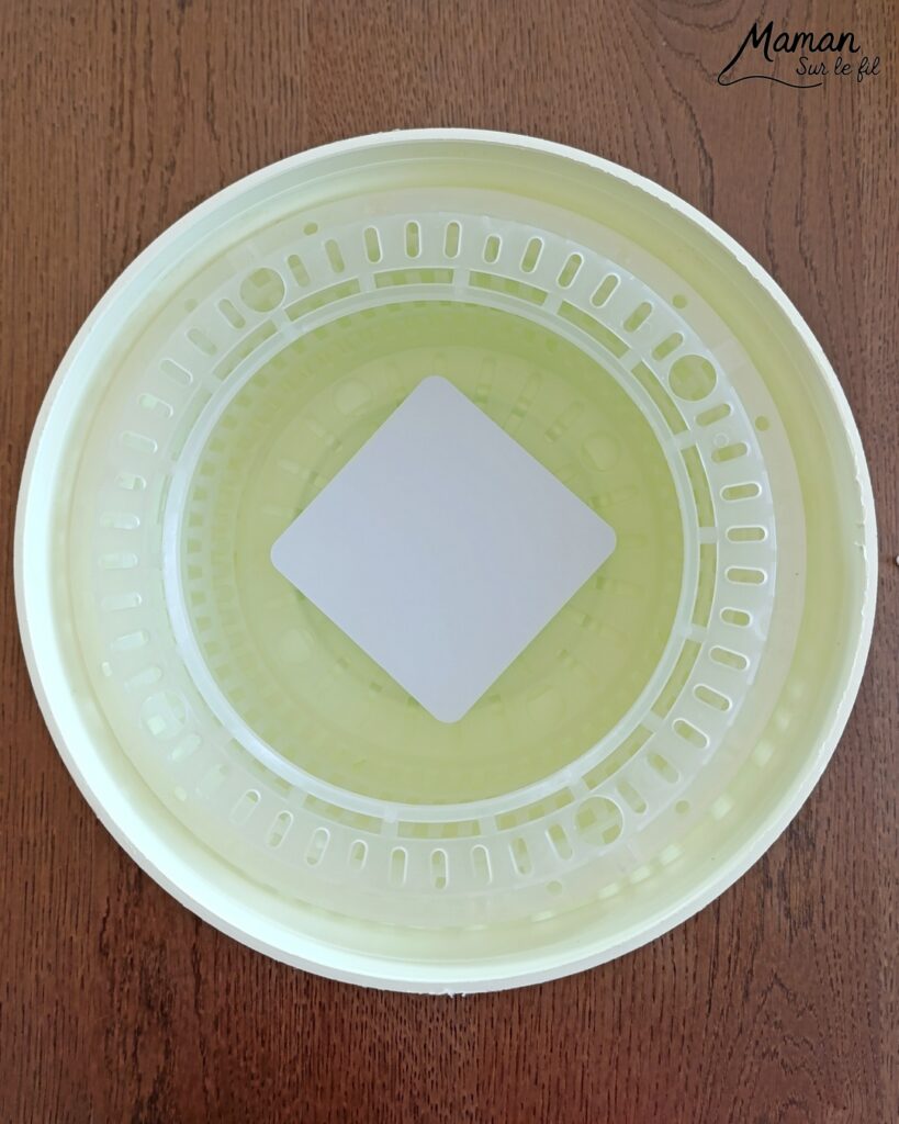 Peindre des oeufs de Pâques façon Pop Art à l'essoreuse à salade : activité créative, peinture et manuelle enfants - Techniques de peinture ludiques : essoreuse à salade pour le fond et tampons, cotons-tiges et bouchons pour l'oeuf - Marge noire pour le contraste - Découpage, collage - Couleurs vives pour contraste avec le noir - Décoration DIY Fait maison - Bricolage facile - Thème Pâques, gourmandises, chocolat, oeufs - Bricolage et décoration sympa et facile - Arts visuels maternelle et élémentaire - Cycles 1 et 2 - Créativité - tutoriel photos - mslf