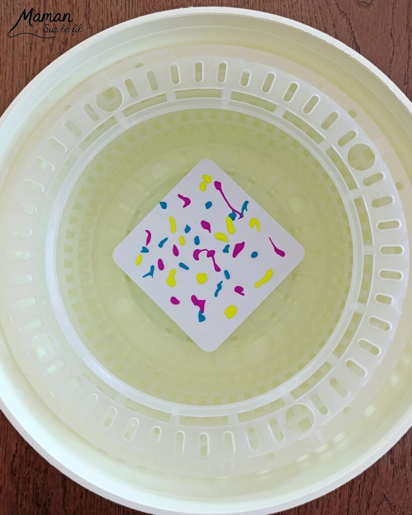 Peindre des oeufs de Pâques façon Pop Art à l'essoreuse à salade : activité créative, peinture et manuelle enfants - Techniques de peinture ludiques : essoreuse à salade pour le fond et tampons, cotons-tiges et bouchons pour l'oeuf - Marge noire pour le contraste - Découpage, collage - Couleurs vives pour contraste avec le noir - Décoration DIY Fait maison - Bricolage facile - Thème Pâques, gourmandises, chocolat, oeufs - Bricolage et décoration sympa et facile - Arts visuels maternelle et élémentaire - Cycles 1 et 2 - Créativité - tutoriel photos - mslf