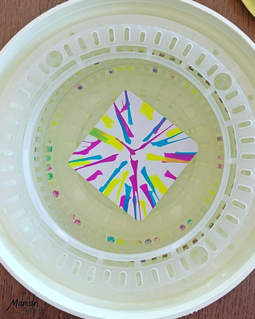 Peindre des oeufs de Pâques façon Pop Art à l'essoreuse à salade : activité créative, peinture et manuelle enfants - Techniques de peinture ludiques : essoreuse à salade pour le fond et tampons, cotons-tiges et bouchons pour l'oeuf - Marge noire pour le contraste - Découpage, collage - Couleurs vives pour contraste avec le noir - Décoration DIY Fait maison - Bricolage facile - Thème Pâques, gourmandises, chocolat, oeufs - Bricolage et décoration sympa et facile - Arts visuels maternelle et élémentaire - Cycles 1 et 2 - Créativité - tutoriel photos - mslf