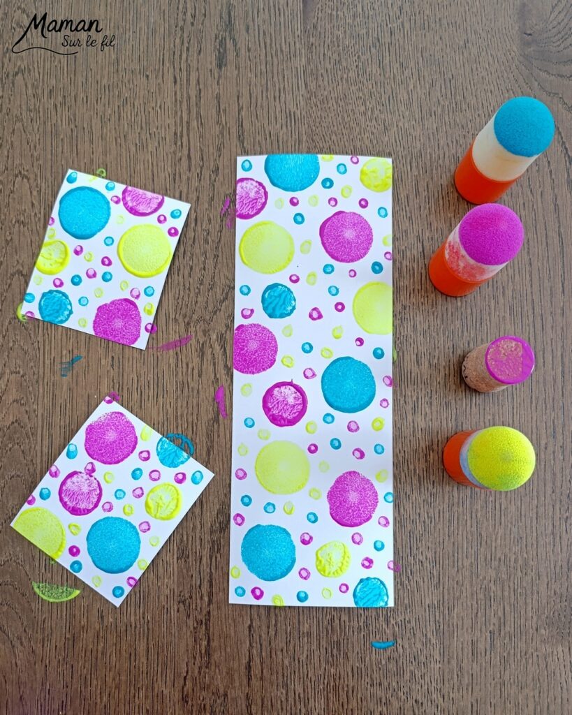 Peindre des oeufs de Pâques façon Pop Art à l'essoreuse à salade : activité créative, peinture et manuelle enfants - Techniques de peinture ludiques : essoreuse à salade pour le fond et tampons, cotons-tiges et bouchons pour l'oeuf - Marge noire pour le contraste - Découpage, collage - Couleurs vives pour contraste avec le noir - Décoration DIY Fait maison - Bricolage facile - Thème Pâques, gourmandises, chocolat, oeufs - Bricolage et décoration sympa et facile - Arts visuels maternelle et élémentaire - Cycles 1 et 2 - Créativité - tutoriel photos - mslf