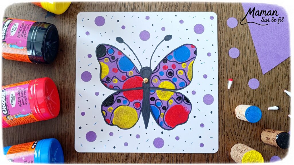 Créer un papillon dont les ailes changent de couleurs grâce à une roue qui tourne : activité créative, peinture et manuelle enfants - Techniques de peinture rigolotes : au bouchon de liège, aux tampons et aux cotons-tiges - Dessins noirs pour ajouter du contraste - Découpage des ailes et roue qui tourne au dos pour changer les couleurs et les graphismes - Bricolage sympa, rigolo et facile - Thème insectes et autres petites bêtes, nature, printemps - Bricolage et décoration sympa et facile - Arts visuels maternelle et élémentaire - Cycles 1 et 2 - Créativité - tutoriel photos et vidéo - mslf