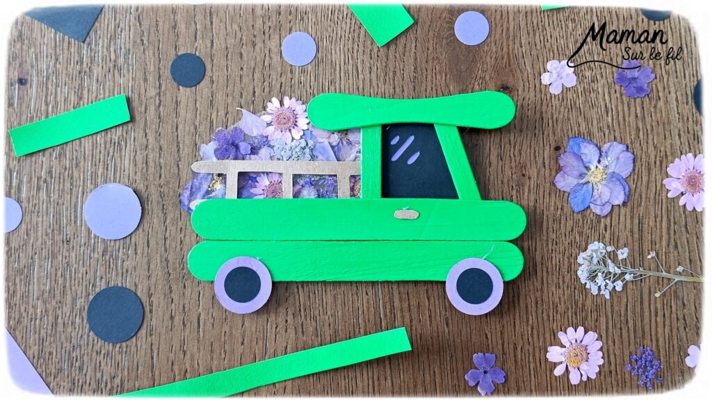 Fabriquer un camion printanier pour le transport des fleurs : activité créative, récup', nature, peinture et manuelle enfants - Recyclage, surcyclage de bâtonnets de glace en bois - Peindre en vert pour rappeler l'herbe du printemps - Carton pour la barrière - Papier pour les roues et la fenêtre - Fleurs séchées collées sur une pochette plastique - Utiliser les trésors du printemps - Land Art, atelier nature, école dehors - Décoration DIY Fait maison - Cadeau DIY, fait maison à offrir - Bricolage facile et rapide - Thème fleurs, nature, printemps, véhicules terrestres - Bricolage et décoration sympa et facile - Arts visuels maternelle et élémentaire - Cycles 1 et 2 - Créativité - tutoriel photos - mslf