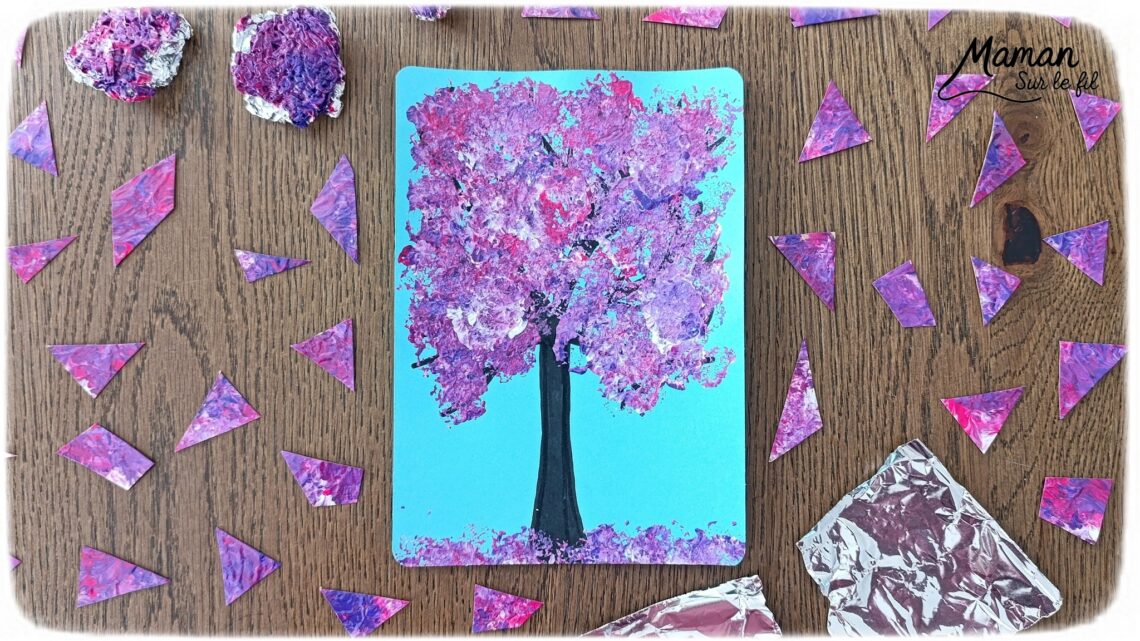 Arbre de printemps peint au papier aluminium : activité créative, peinture et manuelle enfants - Technique de peinture rigolote pour amener de la texture - Dessin au feutre noir pour tronc et branches - Papier aluminium froissé comme tampon - Couleurs printanières (rose, violet, blanc) - Bricolage sympa, rigolo et facile - Thème arbre, forêt, fleurs, nature, printemps - Bricolage et décoration sympa et facile - Arts visuels maternelle et élémentaire - Cycles 1 et 2 - Créativité - tutoriel photos et vidéo - mslf