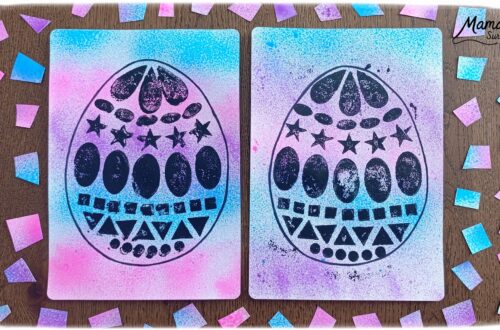 Peindre un oeuf de Pâques avec des empreintes de gommettes en mousse : activité créative, peinture et manuelle enfants - Fond en peinture en spray - Pulvérisation de peinture - Couleurs vives pour contraste avec le noir - Collage de gommettes épaisses en mousse pour créer l'oeuf de Pâques - Peinture noir pour utiliser comme tampon - Décoration DIY Fait maison - Bricolage facile - Thème Pâques, gourmandises, chocolat, oeufs - Bricolage et décoration sympa et facile - Arts visuels maternelle et élémentaire - Cycles 1 et 2 - Créativité - tutoriel photos et vidéo - mslf