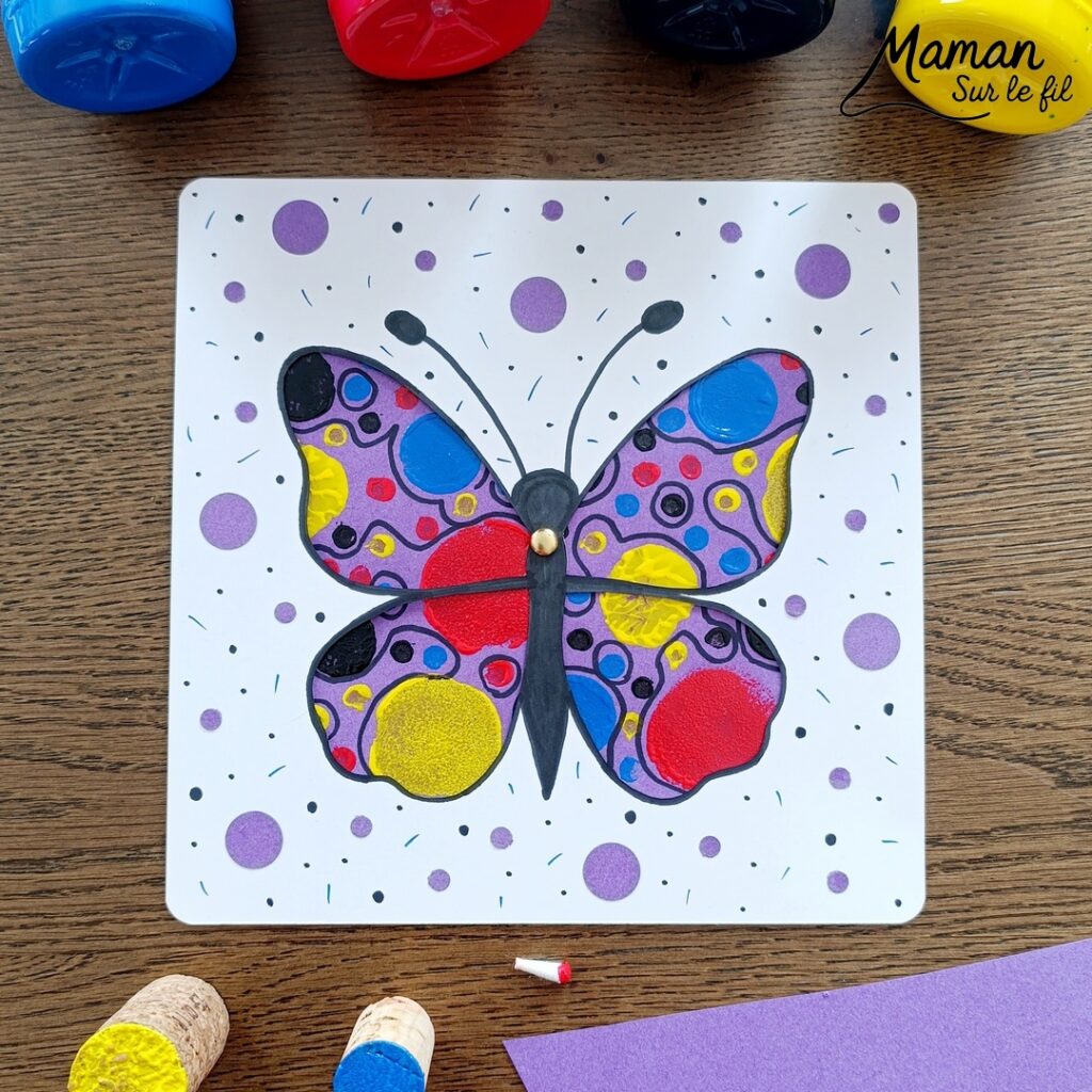 Créer un papillon dont les ailes changent de couleurs grâce à une roue qui tourne : activité créative, peinture et manuelle enfants - Techniques de peinture rigolotes : au bouchon de liège, aux tampons et aux cotons-tiges - Dessins noirs pour ajouter du contraste - Découpage des ailes et roue qui tourne au dos pour changer les couleurs et les graphismes - Bricolage sympa, rigolo et facile - Thème insectes et autres petites bêtes, nature, printemps - Bricolage et décoration sympa et facile - Arts visuels maternelle et élémentaire - Cycles 1 et 2 - Créativité - tutoriel photos et vidéo - mslf