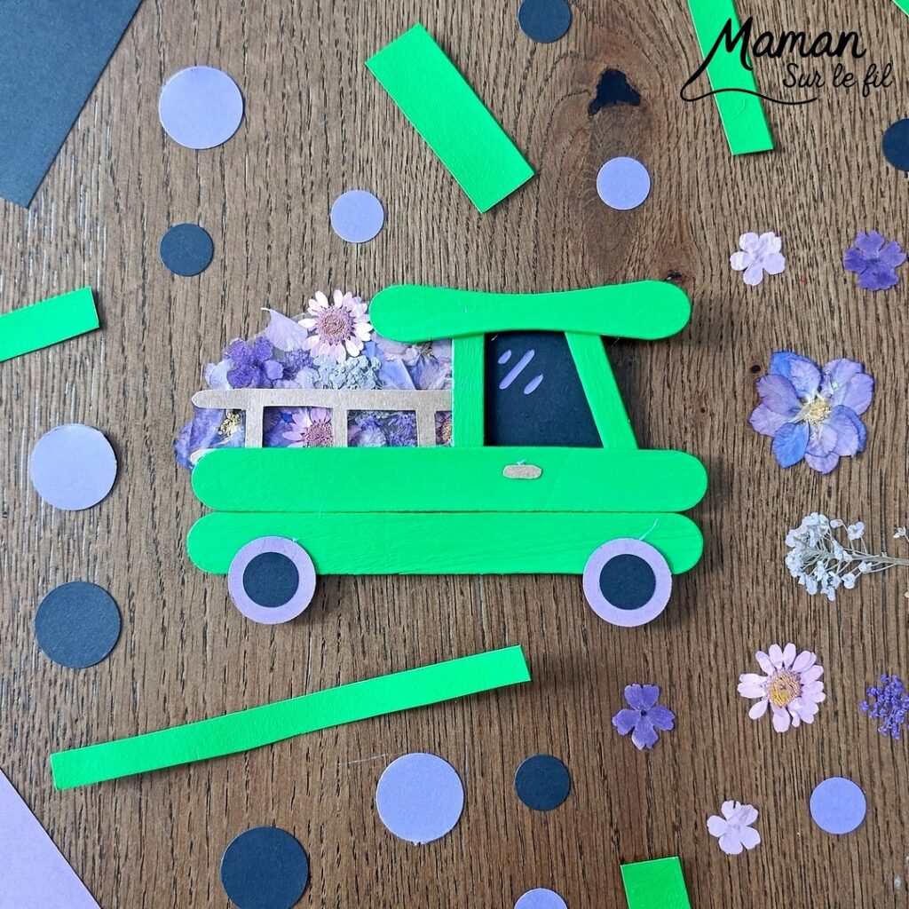 Fabriquer un camion printanier pour le transport des fleurs : activité créative, récup', nature, peinture et manuelle enfants - Recyclage, surcyclage de bâtonnets de glace en bois - Peindre en vert pour rappeler l'herbe du printemps - Carton pour la barrière - Papier pour les roues et la fenêtre - Fleurs séchées collées sur une pochette plastique - Utiliser les trésors du printemps - Land Art, atelier nature, école dehors - Décoration DIY Fait maison - Cadeau DIY, fait maison à offrir - Bricolage facile et rapide - Thème fleurs, nature, printemps, véhicules terrestres - Bricolage et décoration sympa et facile - Arts visuels maternelle et élémentaire - Cycles 1 et 2 - Créativité - tutoriel photos - mslf