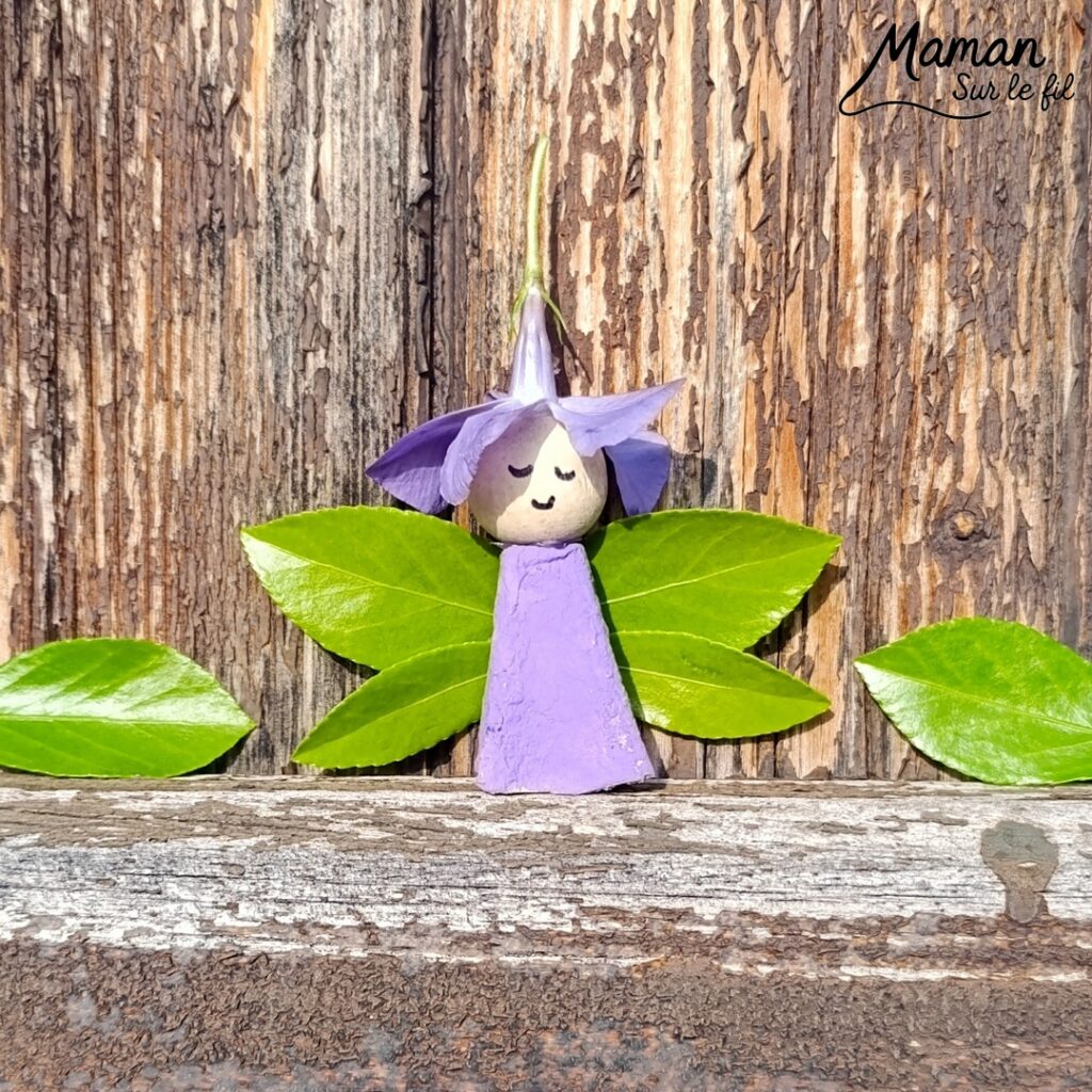 Créer une fée Nature du printemps : activité créative, récup', peinture, nature et manuelle enfants - Recyclage, surcyclage de boites à oeufs - Découper et peindre un pic en carton - Ailes avec des feuilles vertes - Tête avec perle en bois - Cheveux et chapeau avec fleur violette - Utiliser les trésors du printemps - Land Art, atelier nature, école dehors - Décoration éphémère DIY Fait maison - Cadeau DIY, fait maison à offrir - Bricolage facile et rapide - Thème fleurs, nature, printemps, personnages imaginaires et féériques - Bricolage et décoration sympa et facile - Arts visuels maternelle et élémentaire - Cycles 1 et 2 - Créativité - tutoriel photos - mslf