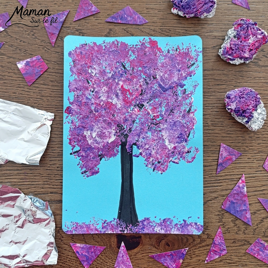 Arbre de printemps peint au papier aluminium : activité créative, peinture et manuelle enfants - Technique de peinture rigolote pour amener de la texture - Dessin au feutre noir pour tronc et branches - Papier aluminium froissé comme tampon - Couleurs printanières (rose, violet, blanc) - Bricolage sympa, rigolo et facile - Thème arbre, forêt, fleurs, nature, printemps - Bricolage et décoration sympa et facile - Arts visuels maternelle et élémentaire - Cycles 1 et 2 - Créativité - tutoriel photos et vidéo - mslf