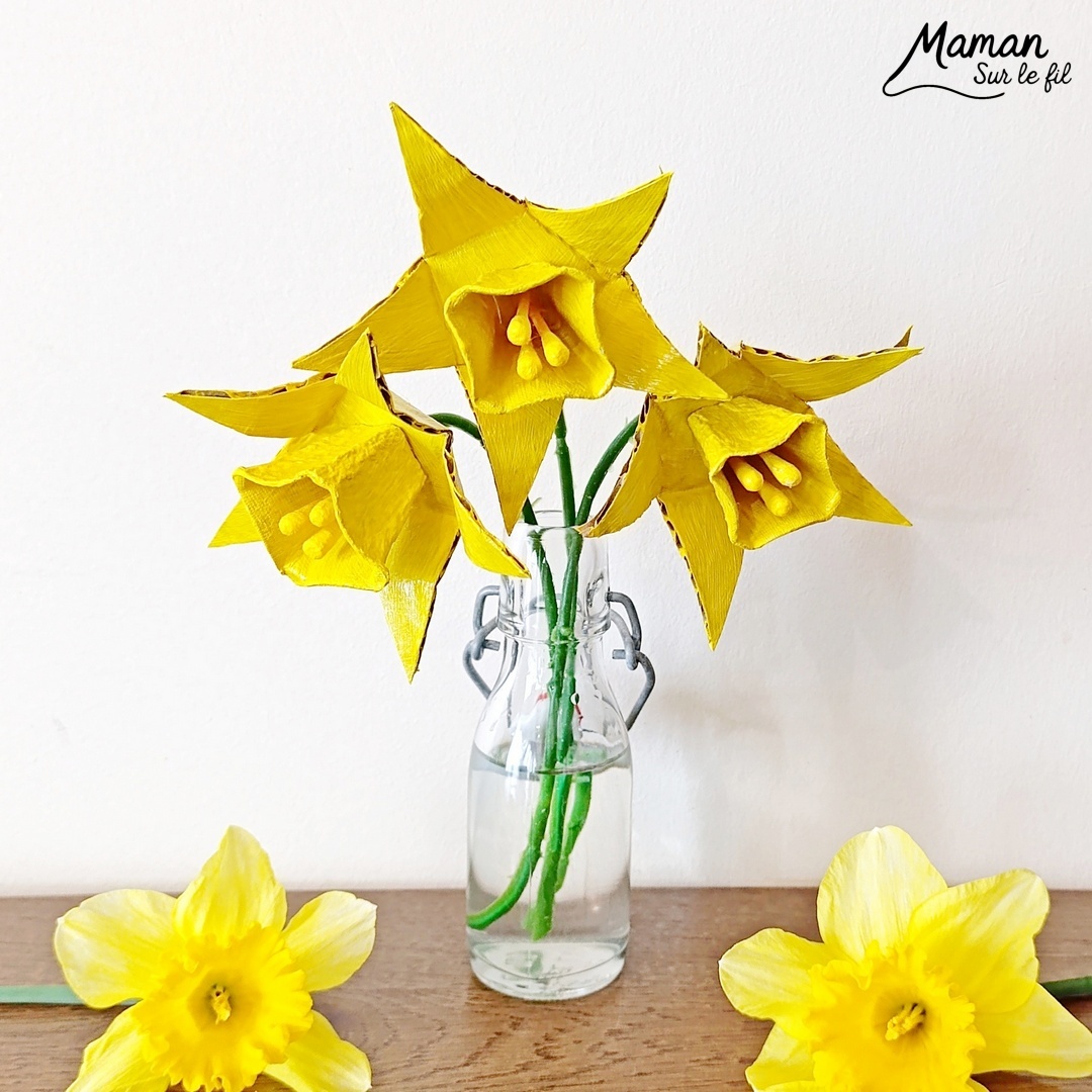 Fabriquer des jonquilles en récup' de carton et de boite à oeufs : activité créative, peinture et manuelle enfants - Recyclage, surcyclage de carton et de boites à oeufs - Découpage, peinture, collage - Cotons-tiges pour les pistils - Décoration DIY Fait maison - Cadeau DIY, fait maison à offrir - Bricolage facile - Thème fleurs, nature, printemps, fête des mères, grands-mères, saint-valentin, amour, amitié - Bricolage et décoration sympa et facile - Arts visuels maternelle et élémentaire - Cycles 1 et 2 - Créativité - tutoriel photos - mslf