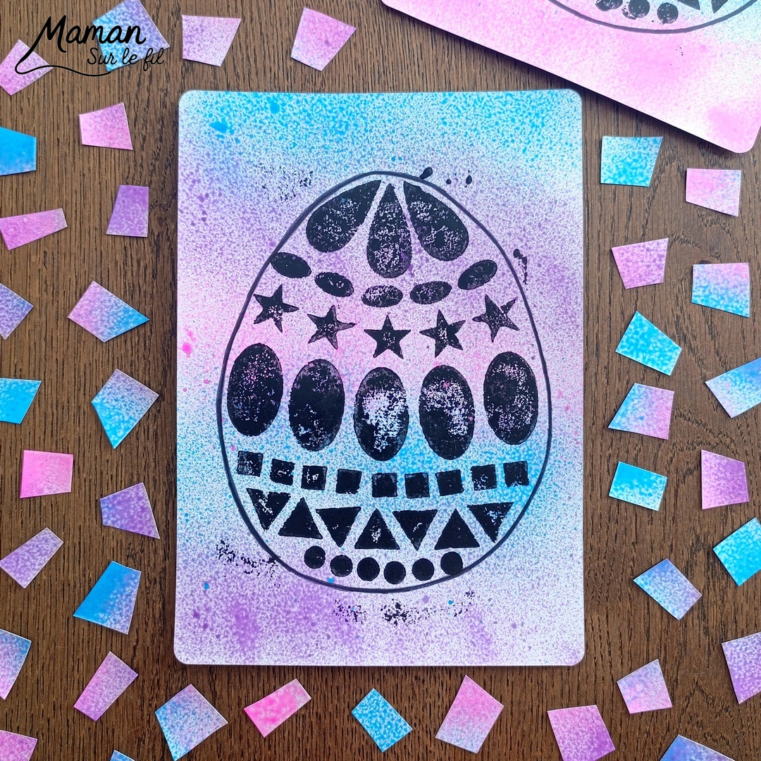 Peindre un oeuf de Pâques avec des empreintes de gommettes en mousse : activité créative, peinture et manuelle enfants - Fond en peinture en spray - Pulvérisation de peinture - Couleurs vives pour contraste avec le noir - Collage de gommettes épaisses en mousse pour créer l'oeuf de Pâques - Peinture noir pour utiliser comme tampon - Décoration DIY Fait maison - Bricolage facile - Thème Pâques, gourmandises, chocolat, oeufs - Bricolage et décoration sympa et facile - Arts visuels maternelle et élémentaire - Cycles 1 et 2 - Créativité - tutoriel photos et vidéo - mslf