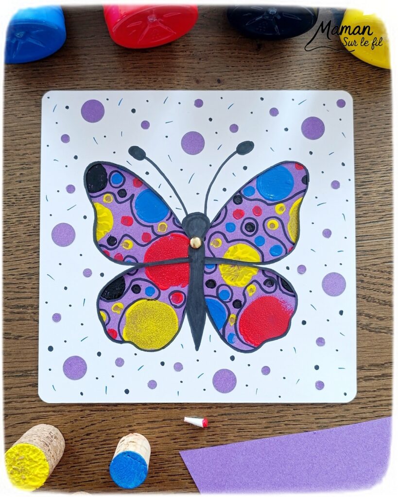 Créer un papillon dont les ailes changent de couleurs grâce à une roue qui tourne : activité créative, peinture et manuelle enfants - Techniques de peinture rigolotes : au bouchon de liège, aux tampons et aux cotons-tiges - Dessins noirs pour ajouter du contraste - Découpage des ailes et roue qui tourne au dos pour changer les couleurs et les graphismes - Bricolage sympa, rigolo et facile - Thème insectes et autres petites bêtes, nature, printemps - Bricolage et décoration sympa et facile - Arts visuels maternelle et élémentaire - Cycles 1 et 2 - Créativité - tutoriel photos et vidéo - mslf