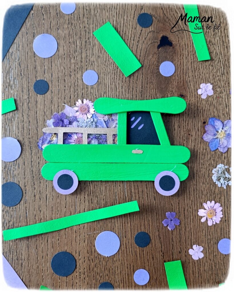 Fabriquer un camion printanier pour le transport des fleurs : activité créative, récup', nature, peinture et manuelle enfants - Recyclage, surcyclage de bâtonnets de glace en bois - Peindre en vert pour rappeler l'herbe du printemps - Carton pour la barrière - Papier pour les roues et la fenêtre - Fleurs séchées collées sur une pochette plastique - Utiliser les trésors du printemps - Land Art, atelier nature, école dehors - Décoration DIY Fait maison - Cadeau DIY, fait maison à offrir - Bricolage facile et rapide - Thème fleurs, nature, printemps, véhicules terrestres - Bricolage et décoration sympa et facile - Arts visuels maternelle et élémentaire - Cycles 1 et 2 - Créativité - tutoriel photos - mslf