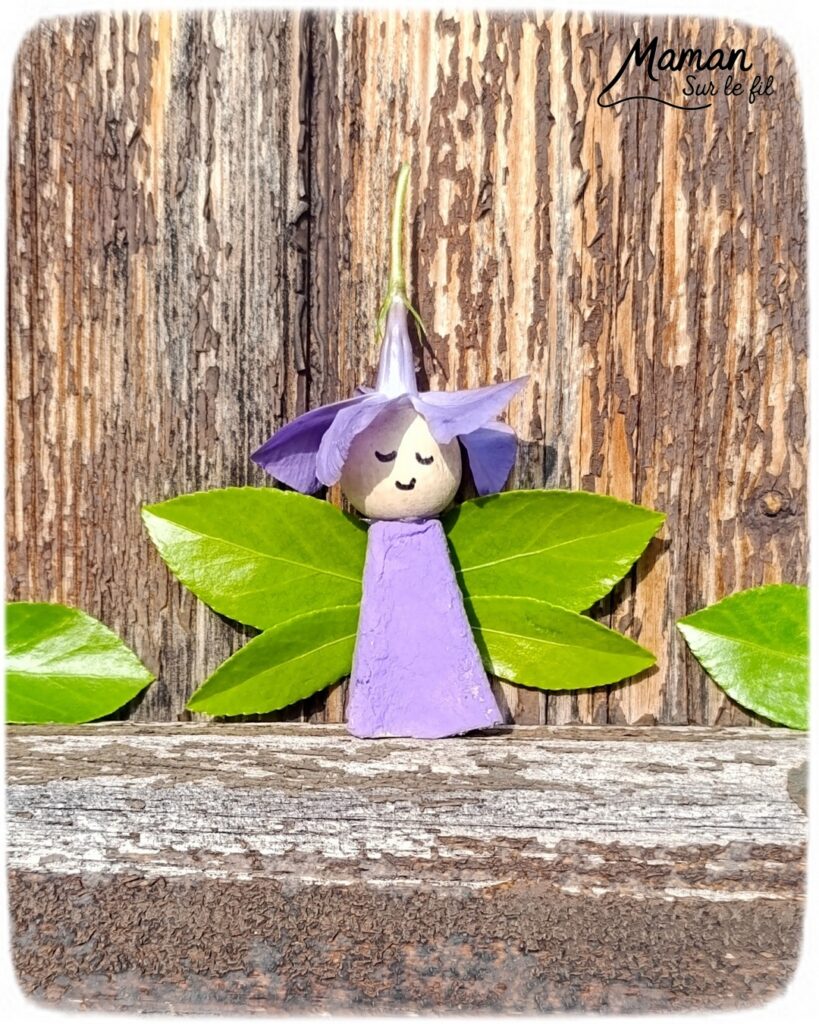 Créer une fée Nature du printemps : activité créative, récup', peinture, nature et manuelle enfants - Recyclage, surcyclage de boites à oeufs - Découper et peindre un pic en carton - Ailes avec des feuilles vertes - Tête avec perle en bois - Cheveux et chapeau avec fleur violette - Utiliser les trésors du printemps - Land Art, atelier nature, école dehors - Décoration éphémère DIY Fait maison - Cadeau DIY, fait maison à offrir - Bricolage facile et rapide - Thème fleurs, nature, printemps, personnages imaginaires et féériques - Bricolage et décoration sympa et facile - Arts visuels maternelle et élémentaire - Cycles 1 et 2 - Créativité - tutoriel photos - mslf