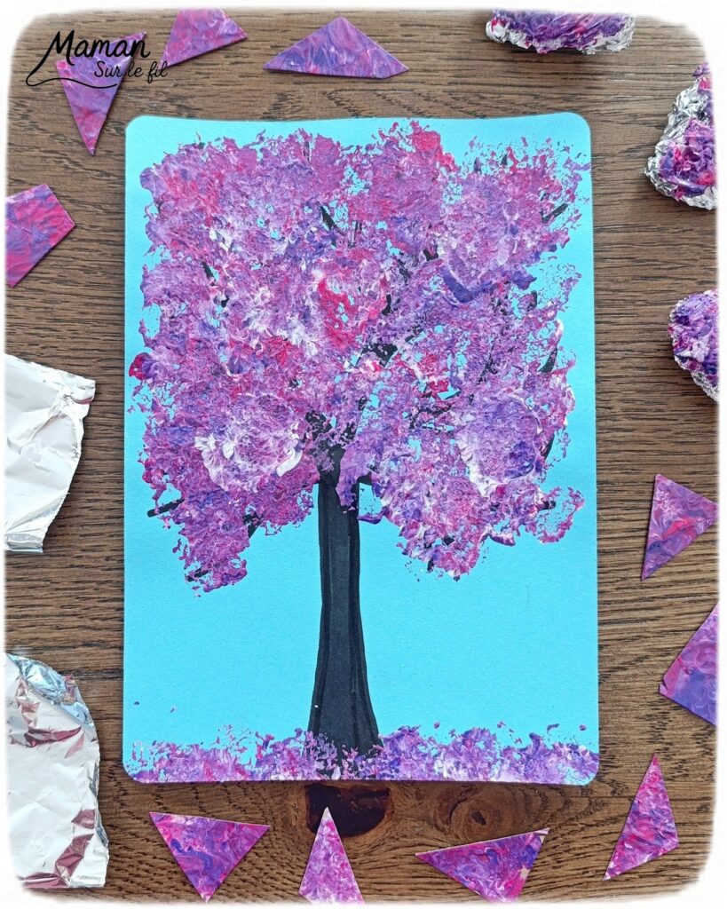 Arbre de printemps peint au papier aluminium : activité créative, peinture et manuelle enfants - Technique de peinture rigolote pour amener de la texture - Dessin au feutre noir pour tronc et branches - Papier aluminium froissé comme tampon - Couleurs printanières (rose, violet, blanc) - Bricolage sympa, rigolo et facile - Thème arbre, forêt, fleurs, nature, printemps - Bricolage et décoration sympa et facile - Arts visuels maternelle et élémentaire - Cycles 1 et 2 - Créativité - tutoriel photos et vidéo - mslf