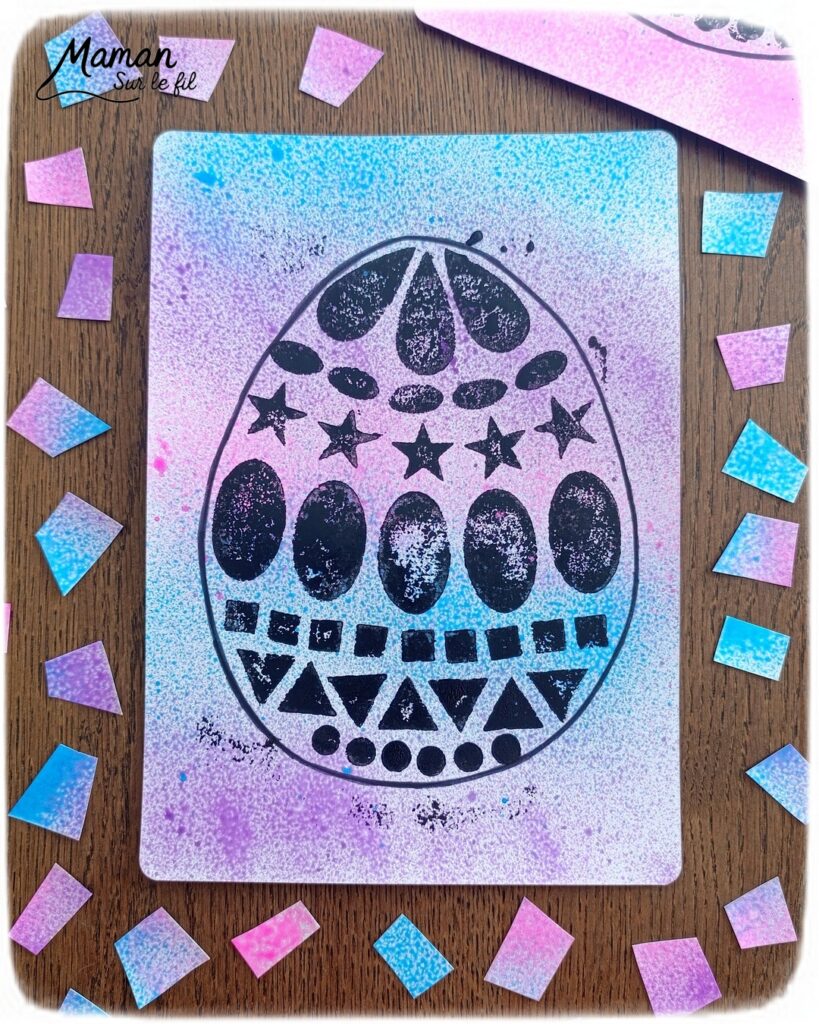 Peindre un oeuf de Pâques avec des empreintes de gommettes en mousse : activité créative, peinture et manuelle enfants - Fond en peinture en spray - Pulvérisation de peinture - Couleurs vives pour contraste avec le noir - Collage de gommettes épaisses en mousse pour créer l'oeuf de Pâques - Peinture noir pour utiliser comme tampon - Décoration DIY Fait maison - Bricolage facile - Thème Pâques, gourmandises, chocolat, oeufs - Bricolage et décoration sympa et facile - Arts visuels maternelle et élémentaire - Cycles 1 et 2 - Créativité - tutoriel photos et vidéo - mslf