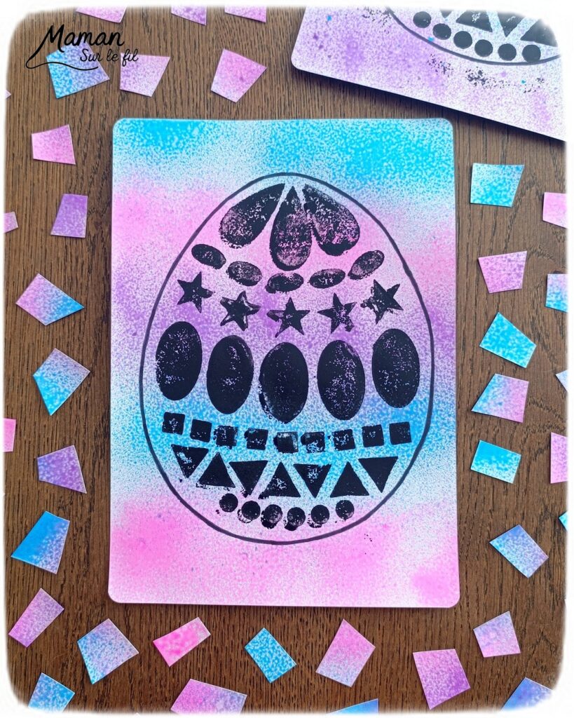 Peindre un oeuf de Pâques avec des empreintes de gommettes en mousse : activité créative, peinture et manuelle enfants - Fond en peinture en spray - Pulvérisation de peinture - Couleurs vives pour contraste avec le noir - Collage de gommettes épaisses en mousse pour créer l'oeuf de Pâques - Peinture noir pour utiliser comme tampon - Décoration DIY Fait maison - Bricolage facile - Thème Pâques, gourmandises, chocolat, oeufs - Bricolage et décoration sympa et facile - Arts visuels maternelle et élémentaire - Cycles 1 et 2 - Créativité - tutoriel photos et vidéo - mslf