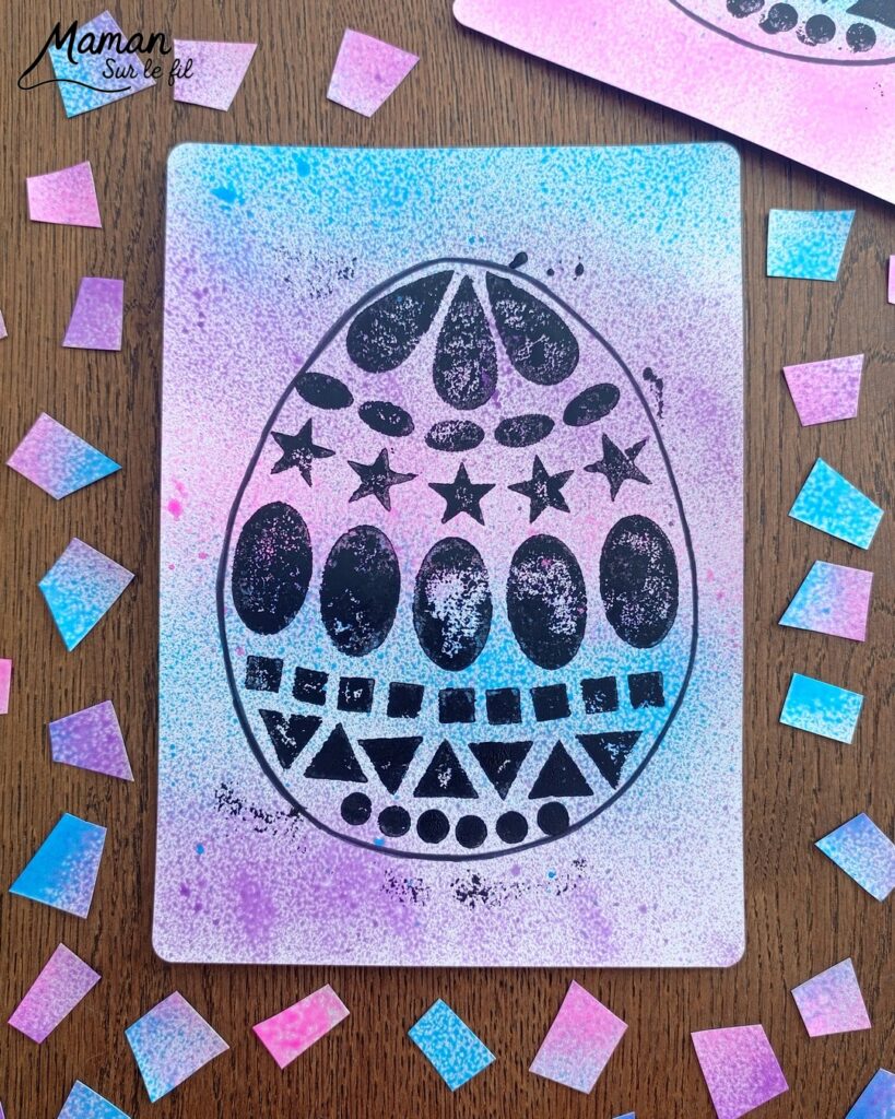 Peindre un oeuf de Pâques avec des empreintes de gommettes en mousse : activité créative, peinture et manuelle enfants - Fond en peinture en spray - Pulvérisation de peinture - Couleurs vives pour contraste avec le noir - Collage de gommettes épaisses en mousse pour créer l'oeuf de Pâques - Peinture noir pour utiliser comme tampon - Décoration DIY Fait maison - Bricolage facile - Thème Pâques, gourmandises, chocolat, oeufs - Bricolage et décoration sympa et facile - Arts visuels maternelle et élémentaire - Cycles 1 et 2 - Créativité - tutoriel photos et vidéo - mslf