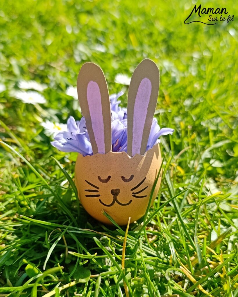 Fabriquer des lapins fleuris avec des coquilles d'oeufs : activité créative, récup', nature et manuelle enfants - Coquilles d'oeufs utilisées comme des vases - Oreilles de lapins de Pâques avec papier - Fleurs pour décorer la tête et les cheveux - Décoration éphémère DIY Fait maison - Cadeau DIY, fait maison à offrir - Bricolage facile - Land Art, Atelier nature, école dehors - Thème fleurs, nature, printemps, Pâques, oeufs, lapins, animaux de la forêt ou de la ferme - Bricolage et décoration sympa et facile - Arts visuels maternelle et élémentaire - Cycles 1 et 2 - Créativité - tutoriel photos - mslf
