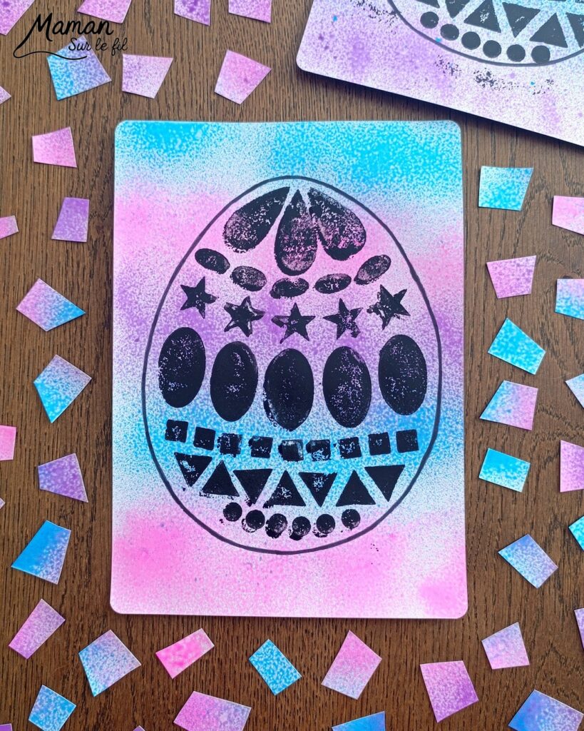 Peindre un oeuf de Pâques avec des empreintes de gommettes en mousse : activité créative, peinture et manuelle enfants - Fond en peinture en spray - Pulvérisation de peinture - Couleurs vives pour contraste avec le noir - Collage de gommettes épaisses en mousse pour créer l'oeuf de Pâques - Peinture noir pour utiliser comme tampon - Décoration DIY Fait maison - Bricolage facile - Thème Pâques, gourmandises, chocolat, oeufs - Bricolage et décoration sympa et facile - Arts visuels maternelle et élémentaire - Cycles 1 et 2 - Créativité - tutoriel photos et vidéo - mslf