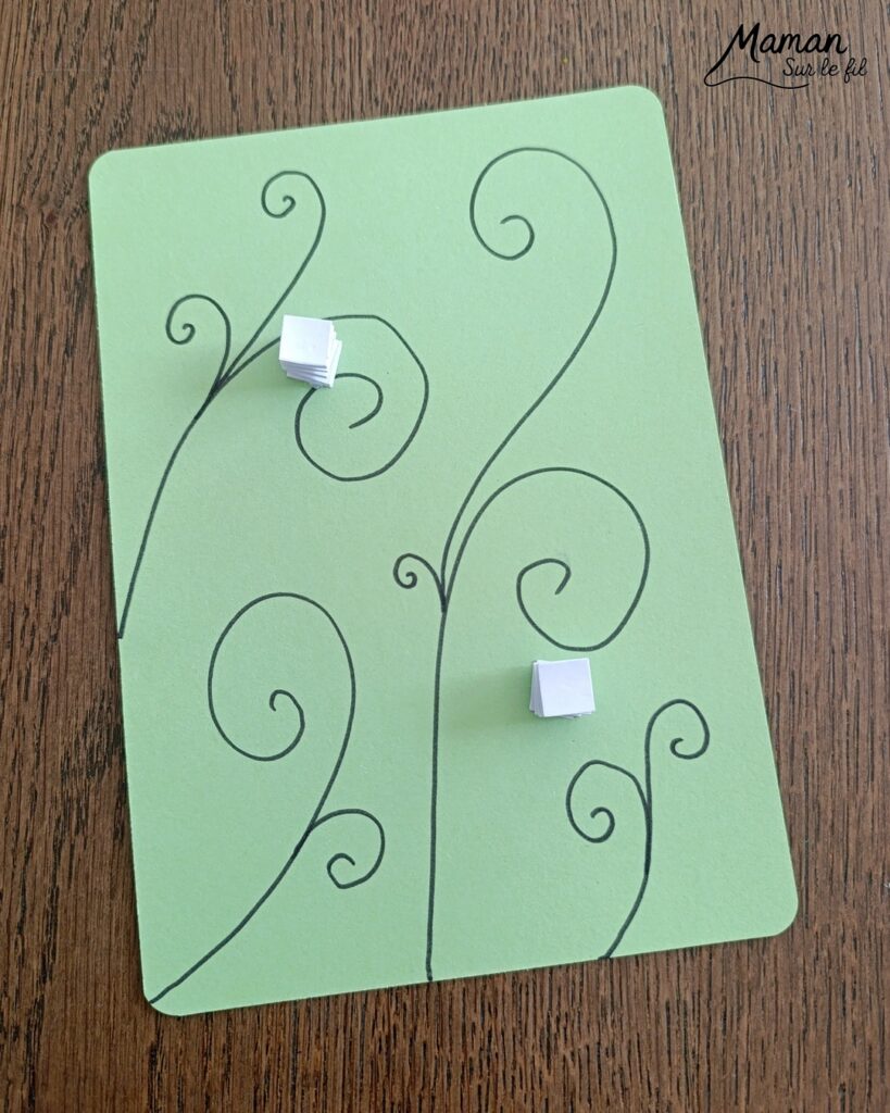 Fabriquer des cartes Coccinelles en 3D avec des trous : activité créative, papier et manuelle enfants - Perforatrices Cercles pour les coccinelles et perforatrice 1 trou pour les trous des ailes (points) - Découpage, collage, symétrie - Pliage de bandes de papier en accordéon pour l'effet en relief, volume, 3D et le mouvement - Impression que les coccinelles s'envolent - Dessins noirs - Bricolage sympa et facile - Thème insectes et autres petites bêtes, nature, printemps - Bricolage et décoration sympa et facile - Arts visuels maternelle et élémentaire - Cycles 1 et 2 - Créativité - tutoriel photos et vidéo - mslf