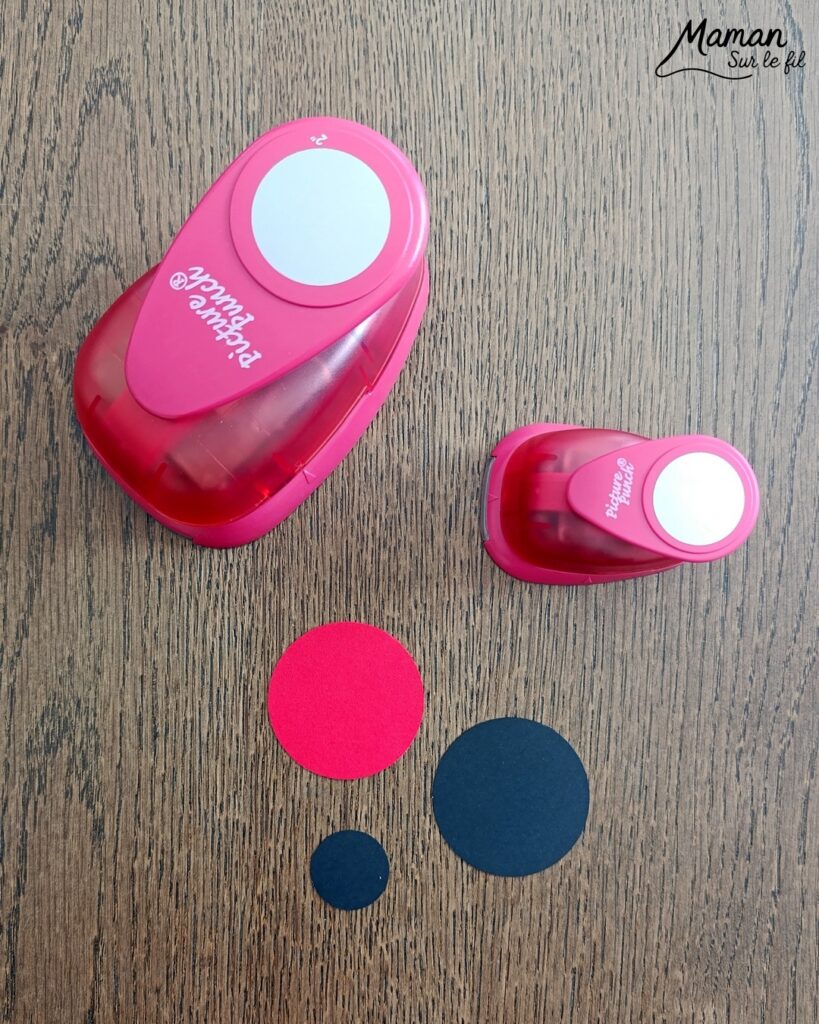 Fabriquer des cartes Coccinelles en 3D avec des trous : activité créative, papier et manuelle enfants - Perforatrices Cercles pour les coccinelles et perforatrice 1 trou pour les trous des ailes (points) - Découpage, collage, symétrie - Pliage de bandes de papier en accordéon pour l'effet en relief, volume, 3D et le mouvement - Impression que les coccinelles s'envolent - Dessins noirs - Bricolage sympa et facile - Thème insectes et autres petites bêtes, nature, printemps - Bricolage et décoration sympa et facile - Arts visuels maternelle et élémentaire - Cycles 1 et 2 - Créativité - tutoriel photos et vidéo - mslf