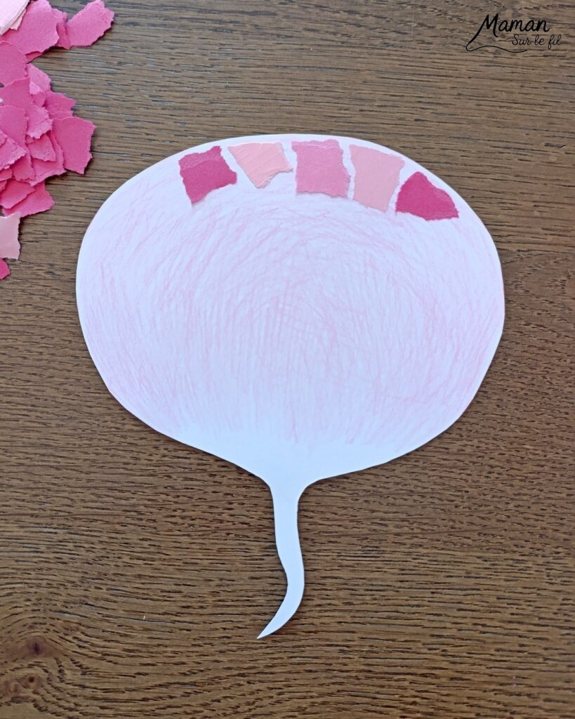 Créer un radis en mosaïque de papier déchiré : activité créative, coloriage et manuelle enfants - Déchirage, découpage et collage de papier - Coloriage au crayon de couleurs pour le fond du rais et pour les feuilles - Papier bleu et marron pour donner l'impression qu'il est planté dans la terre - Décoration DIY Fait maison - Bricolage facile et rapide - Thème fruits et légumes, potager, jardinage, nature, printemps - Bricolage et décoration sympa et facile - Arts visuels maternelle et élémentaire - Cycles 1 et 2 - Créativité - tutoriel photos - mslf