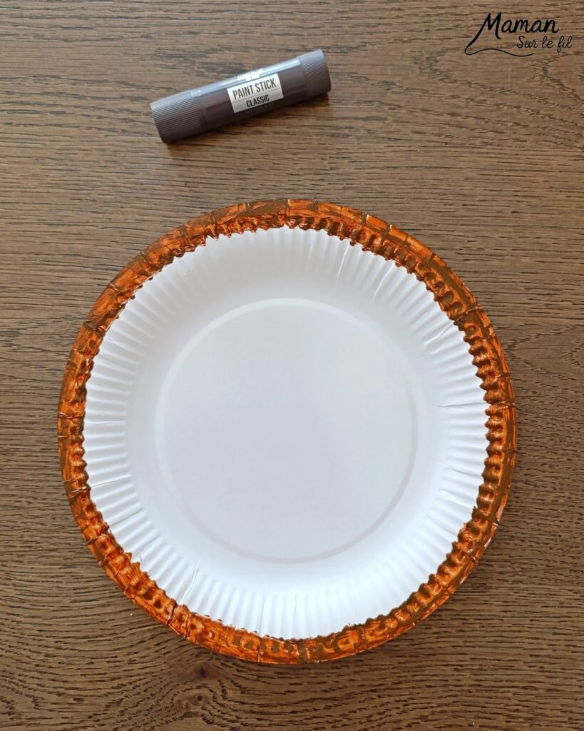 Créer un kiwi rigolo avec une assiette en carton : activité créative, peinture et manuelle enfants - Peindre le tour en marron avec de la gouache en stick, puis, le centre en vert - Dessin des pépins - Yeux mobiles flippants et bouche en papier - Décoration DIY Fait maison - Bricolage facile et rapide - Thème fruits et légumes, potager, jardinage, nature, printemps - Bricolage et décoration sympa et facile - Arts visuels maternelle et élémentaire - Cycles 1 et 2 - Créativité - tutoriel photos - mslf