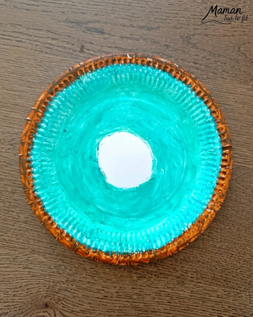 Créer un kiwi rigolo avec une assiette en carton : activité créative, peinture et manuelle enfants - Peindre le tour en marron avec de la gouache en stick, puis, le centre en vert - Dessin des pépins - Yeux mobiles flippants et bouche en papier - Décoration DIY Fait maison - Bricolage facile et rapide - Thème fruits et légumes, potager, jardinage, nature, printemps - Bricolage et décoration sympa et facile - Arts visuels maternelle et élémentaire - Cycles 1 et 2 - Créativité - tutoriel photos - mslf