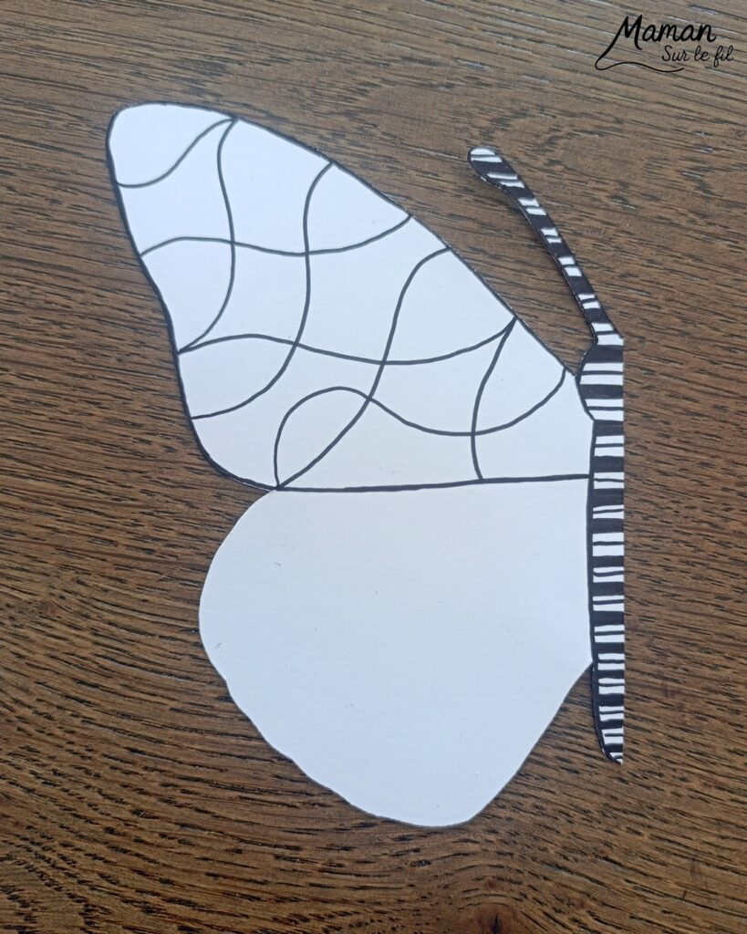 Créer un papillon graphique en miroir : activité créative, dessin et manuelle enfants - Travail autour de la symétrie - Découpage et collage de papier - Dessins et graphismes noirs pour le décor - Façon art thérapie, zen art - Relaxation, détente - Contraste entre couleurs et noir et blanc - Bricolage sympa et facile - Thème insectes et autres petites bêtes, nature, printemps - Bricolage et décoration sympa et facile - Arts visuels maternelle et élémentaire - Cycles 1 et 2, 3 et 4 - Adultes - Créativité - tutoriel photos - mslf