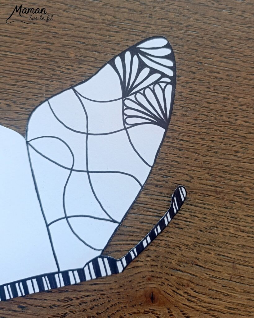 Créer un papillon graphique en miroir : activité créative, dessin et manuelle enfants - Travail autour de la symétrie - Découpage et collage de papier - Dessins et graphismes noirs pour le décor - Façon art thérapie, zen art - Relaxation, détente - Contraste entre couleurs et noir et blanc - Bricolage sympa et facile - Thème insectes et autres petites bêtes, nature, printemps - Bricolage et décoration sympa et facile - Arts visuels maternelle et élémentaire - Cycles 1 et 2, 3 et 4 - Adultes - Créativité - tutoriel photos - mslf