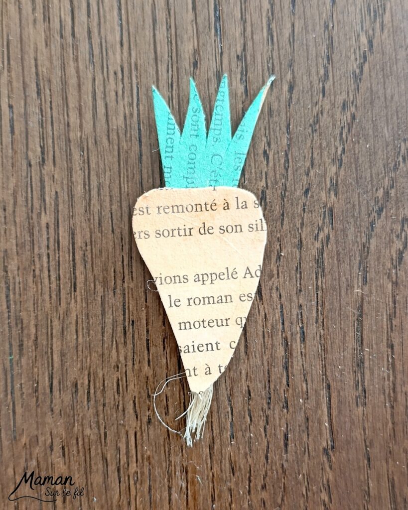 Fabriquer des carottes avec les pages d'un vieux livre : activité créative, peinture, récup' et manuelle enfants - Recyclage, surcyclage d'un livre abîmé - Peinture orange et verte - Récup' de carton pour consolider - Découpage, collage - Cordelettes pour le bas de la carotte - Décoration DIY Fait maison - Bricolage facile et rapide - Thème fruits et légumes, potager, jardinage, nature, printemps - Bricolage et décoration sympa et facile - Arts visuels maternelle et élémentaire - Cycles 1 et 2 - Créativité - tutoriel photos - mslf