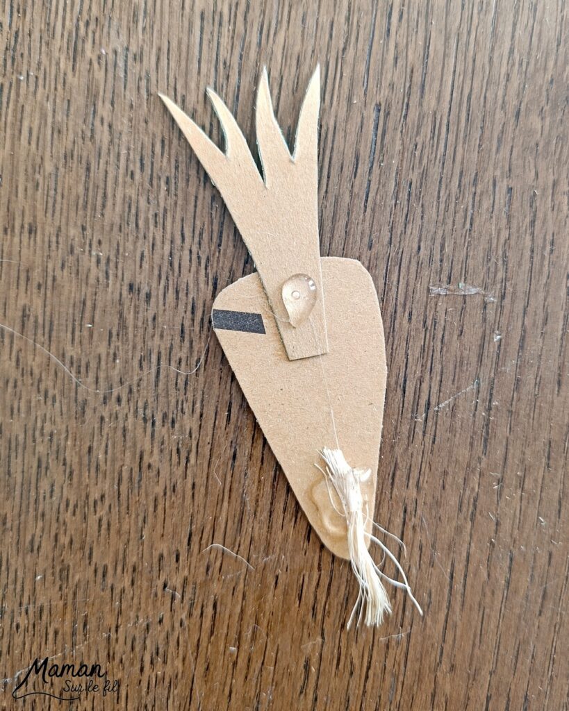 Fabriquer des carottes avec les pages d'un vieux livre : activité créative, peinture, récup' et manuelle enfants - Recyclage, surcyclage d'un livre abîmé - Peinture orange et verte - Récup' de carton pour consolider - Découpage, collage - Cordelettes pour le bas de la carotte - Décoration DIY Fait maison - Bricolage facile et rapide - Thème fruits et légumes, potager, jardinage, nature, printemps - Bricolage et décoration sympa et facile - Arts visuels maternelle et élémentaire - Cycles 1 et 2 - Créativité - tutoriel photos - mslf