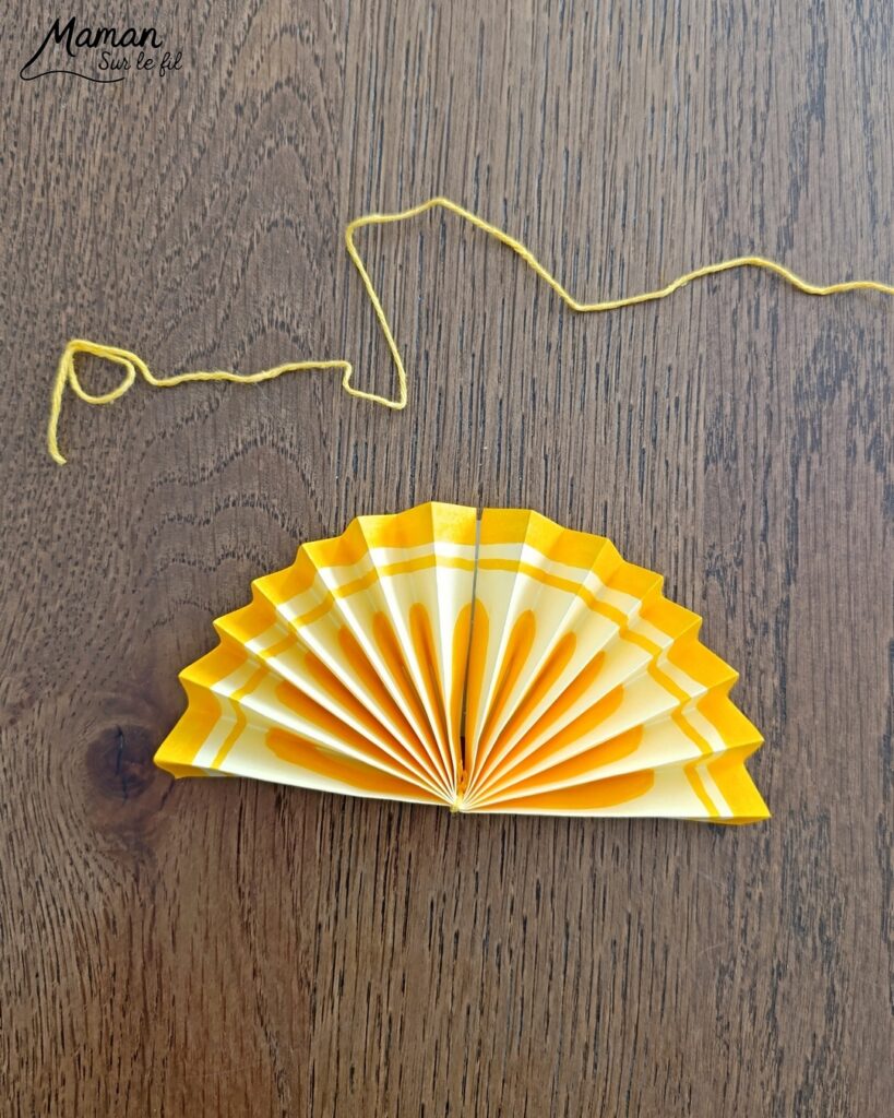 Fabriquer des éventails ronds en papier Citron et Orange : activité créative, pliage, dessin et manuelle enfants - Découpage et pliage de papier en accordéon - Dessin des détails au feutre - Poignée, manipulation avec des bâtonnets de glace en bois - Peinture, récup, recyclage et surcyclage - Bricolage Citron et orange - Fruits d'été et du printemps - Décoration DIY Fait maison - Cadeau à offrir - Bricolage facile et rapide - Thème fruits et légumes, potager, jardinage, nature, printemps, été - Bricolage et décoration sympa et facile - Arts visuels maternelle et élémentaire - Cycles 1 et 2 - Créativité - tutoriel photos et vidéo - mslf