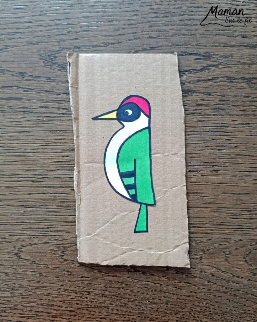 Fabriquer un pic vert accroché à son gobelet et présentation des nouveaux magazines Salamandre : activité créative, collage et manuelle et lecture enfants - Le pivert est dessiné grâce au tutoriel pas à pas de Salamandre - Collé sur du carton - Fil et gobelet pour le système du pivert qui tape le tronc d'arbre - Avis sur les nouveaux magazines Petite Salamandre sur les pics verts, Salamandre Junior sur les hamsters, et Revue Salamandre sur les loriots - Magazines parfaits pour 4 à 99 ans, enfants et adultes, amoureux de la nature et des animaux - Maternelle, Primaire et collège - 3 versions pour tout âge - Complet et qualitatif - Reportages, belles photos, BD, jeux, activités manuelles... - Bricolage et décoration DIY et facile - Bricolage Fait maison, décoration - Thème Animaux et nature, oiseaux, forêts - Bricolage sympa et facile - Code promo pour un numéro gratuit - Arts visuels Maternelle et cycle 2 - Maternelle et élémentaire - Créativité et lecture jeunesse - Cycle 1 ou 2 - tutoriel photos et vidéo - mslf