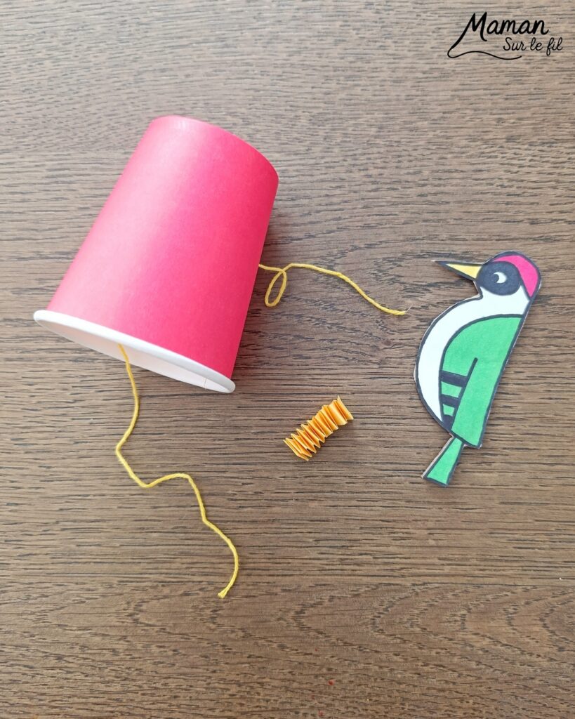 Fabriquer un pic vert accroché à son gobelet et présentation des nouveaux magazines Salamandre : activité créative, collage et manuelle et lecture enfants - Le pivert est dessiné grâce au tutoriel pas à pas de Salamandre - Collé sur du carton - Fil et gobelet pour le système du pivert qui tape le tronc d'arbre - Avis sur les nouveaux magazines Petite Salamandre sur les pics verts, Salamandre Junior sur les hamsters, et Revue Salamandre sur les loriots - Magazines parfaits pour 4 à 99 ans, enfants et adultes, amoureux de la nature et des animaux - Maternelle, Primaire et collège - 3 versions pour tout âge - Complet et qualitatif - Reportages, belles photos, BD, jeux, activités manuelles... - Bricolage et décoration DIY et facile - Bricolage Fait maison, décoration - Thème Animaux et nature, oiseaux, forêts - Bricolage sympa et facile - Code promo pour un numéro gratuit - Arts visuels Maternelle et cycle 2 - Maternelle et élémentaire - Créativité et lecture jeunesse - Cycle 1 ou 2 - tutoriel photos et vidéo - mslf