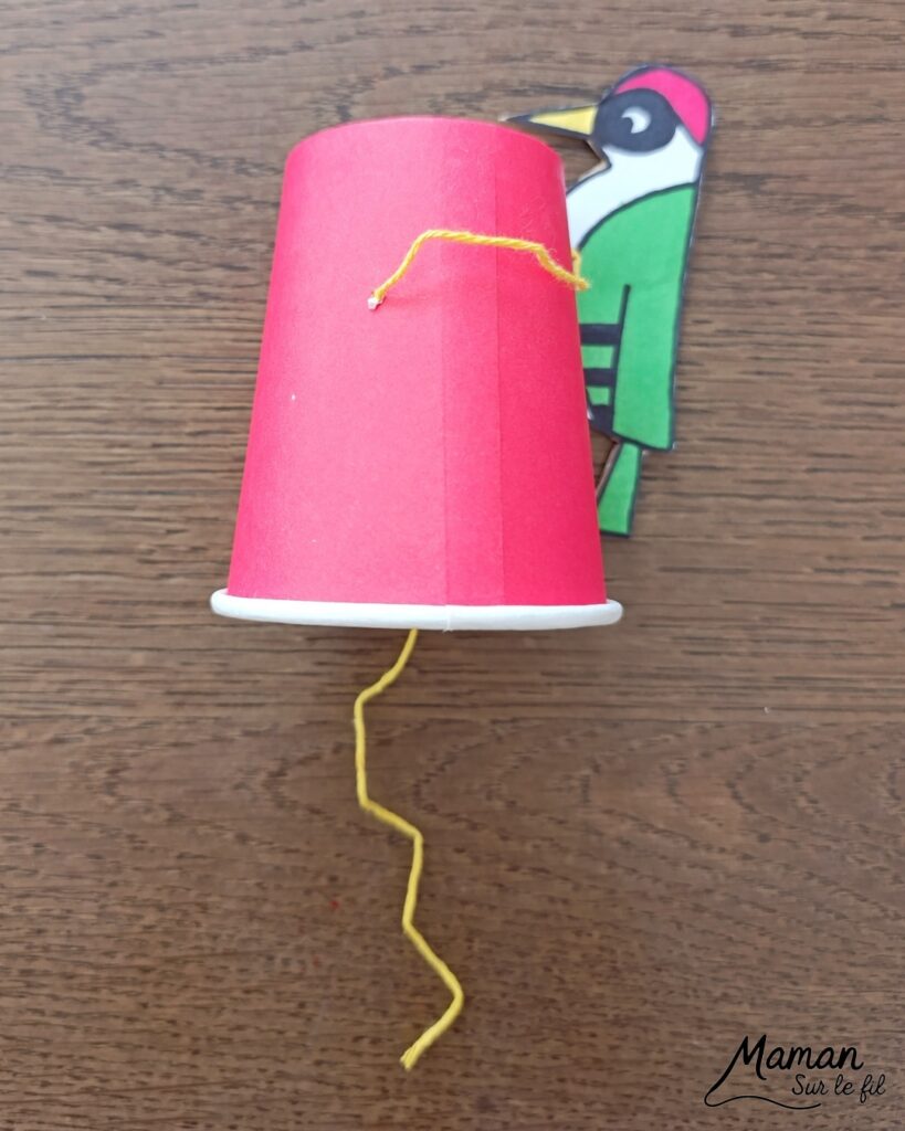 Fabriquer un pic vert accroché à son gobelet et présentation des nouveaux magazines Salamandre : activité créative, collage et manuelle et lecture enfants - Le pivert est dessiné grâce au tutoriel pas à pas de Salamandre - Collé sur du carton - Fil et gobelet pour le système du pivert qui tape le tronc d'arbre - Avis sur les nouveaux magazines Petite Salamandre sur les pics verts, Salamandre Junior sur les hamsters, et Revue Salamandre sur les loriots - Magazines parfaits pour 4 à 99 ans, enfants et adultes, amoureux de la nature et des animaux - Maternelle, Primaire et collège - 3 versions pour tout âge - Complet et qualitatif - Reportages, belles photos, BD, jeux, activités manuelles... - Bricolage et décoration DIY et facile - Bricolage Fait maison, décoration - Thème Animaux et nature, oiseaux, forêts - Bricolage sympa et facile - Code promo pour un numéro gratuit - Arts visuels Maternelle et cycle 2 - Maternelle et élémentaire - Créativité et lecture jeunesse - Cycle 1 ou 2 - tutoriel photos et vidéo - mslf