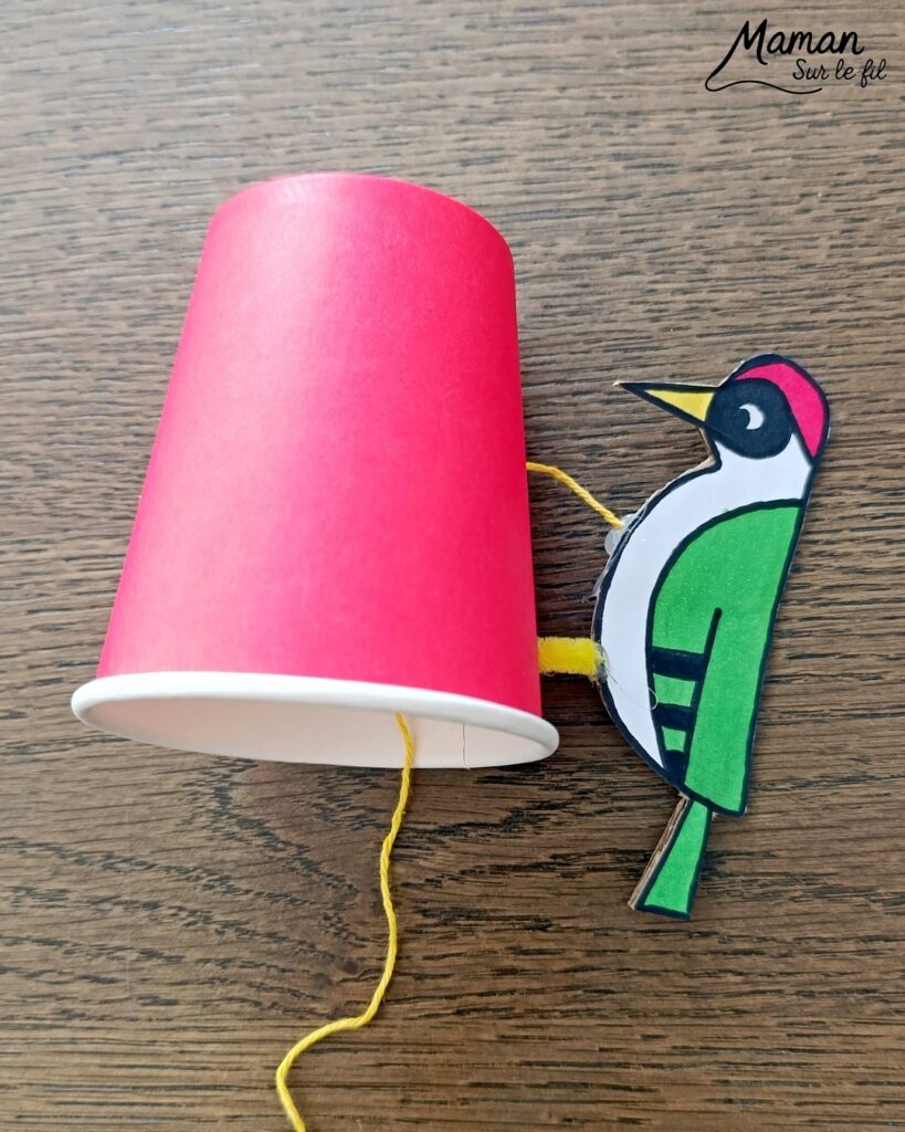 Fabriquer un pic vert accroché à son gobelet et présentation des nouveaux magazines Salamandre : activité créative, collage et manuelle et lecture enfants - Le pivert est dessiné grâce au tutoriel pas à pas de Salamandre - Collé sur du carton - Fil et gobelet pour le système du pivert qui tape le tronc d'arbre - Avis sur les nouveaux magazines Petite Salamandre sur les pics verts, Salamandre Junior sur les hamsters, et Revue Salamandre sur les loriots - Magazines parfaits pour 4 à 99 ans, enfants et adultes, amoureux de la nature et des animaux - Maternelle, Primaire et collège - 3 versions pour tout âge - Complet et qualitatif - Reportages, belles photos, BD, jeux, activités manuelles... - Bricolage et décoration DIY et facile - Bricolage Fait maison, décoration - Thème Animaux et nature, oiseaux, forêts - Bricolage sympa et facile - Code promo pour un numéro gratuit - Arts visuels Maternelle et cycle 2 - Maternelle et élémentaire - Créativité et lecture jeunesse - Cycle 1 ou 2 - tutoriel photos et vidéo - mslf