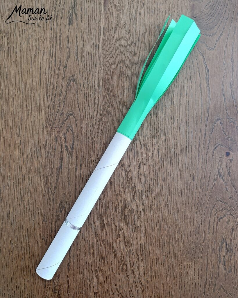 Fabriquer des poireaux en papier : activité créative, récup' et manuelle enfants - Recyclage, surcyclage de rouleaux en carton - Découpage, collage de papier - Bout des poireaux avec des morceaux de laine - Décoration DIY Fait maison - Bricolage facile et rapide - Thème fruits et légumes, potager, jardinage, nature, printemps, hiver - Bricolage et décoration sympa et facile - Arts visuels maternelle et élémentaire - Cycles 1 et 2 - Créativité - tutoriel photos - mslf