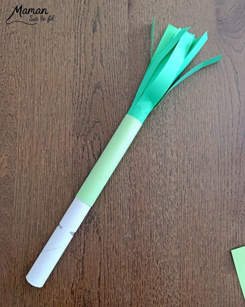 Fabriquer des poireaux en papier : activité créative, récup' et manuelle enfants - Recyclage, surcyclage de rouleaux en carton - Découpage, collage de papier - Bout des poireaux avec des morceaux de laine - Décoration DIY Fait maison - Bricolage facile et rapide - Thème fruits et légumes, potager, jardinage, nature, printemps, hiver - Bricolage et décoration sympa et facile - Arts visuels maternelle et élémentaire - Cycles 1 et 2 - Créativité - tutoriel photos - mslf