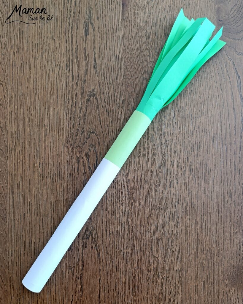 Fabriquer des poireaux en papier : activité créative, récup' et manuelle enfants - Recyclage, surcyclage de rouleaux en carton - Découpage, collage de papier - Bout des poireaux avec des morceaux de laine - Décoration DIY Fait maison - Bricolage facile et rapide - Thème fruits et légumes, potager, jardinage, nature, printemps, hiver - Bricolage et décoration sympa et facile - Arts visuels maternelle et élémentaire - Cycles 1 et 2 - Créativité - tutoriel photos - mslf