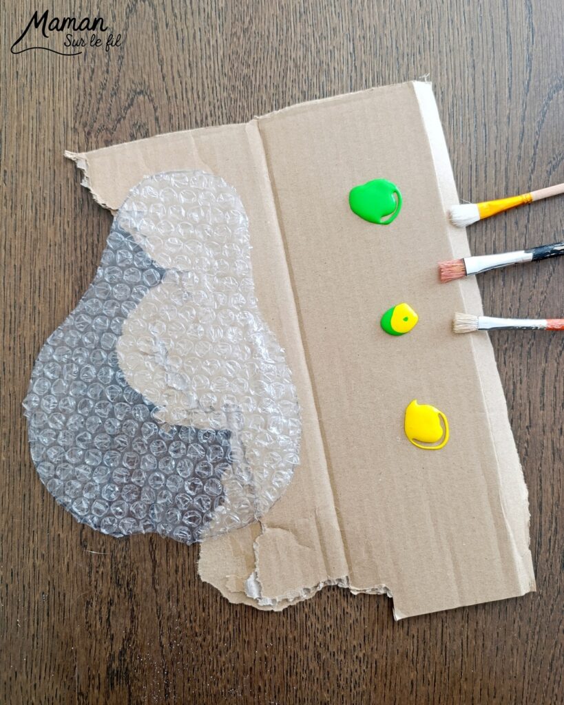 Peindre une poire rigolote avec du papier à bulles : activité créative, peinture et manuelle enfants - Technique de peinture ludique et dégradé de couleurs - Visage rigolo avec découpage et collage de papier - Lunettes en fil chenille - Bricolage - Fruits du printemps - Décoration DIY Fait maison - Bricolage facile et rapide - Thème fruits et légumes, potager, jardinage, nature, printemps, automne, hiver - Bricolage et décoration sympa et facile - Arts visuels maternelle et élémentaire - Cycles 1 et 2 - Créativité - tutoriel photos et vidéo - mslf